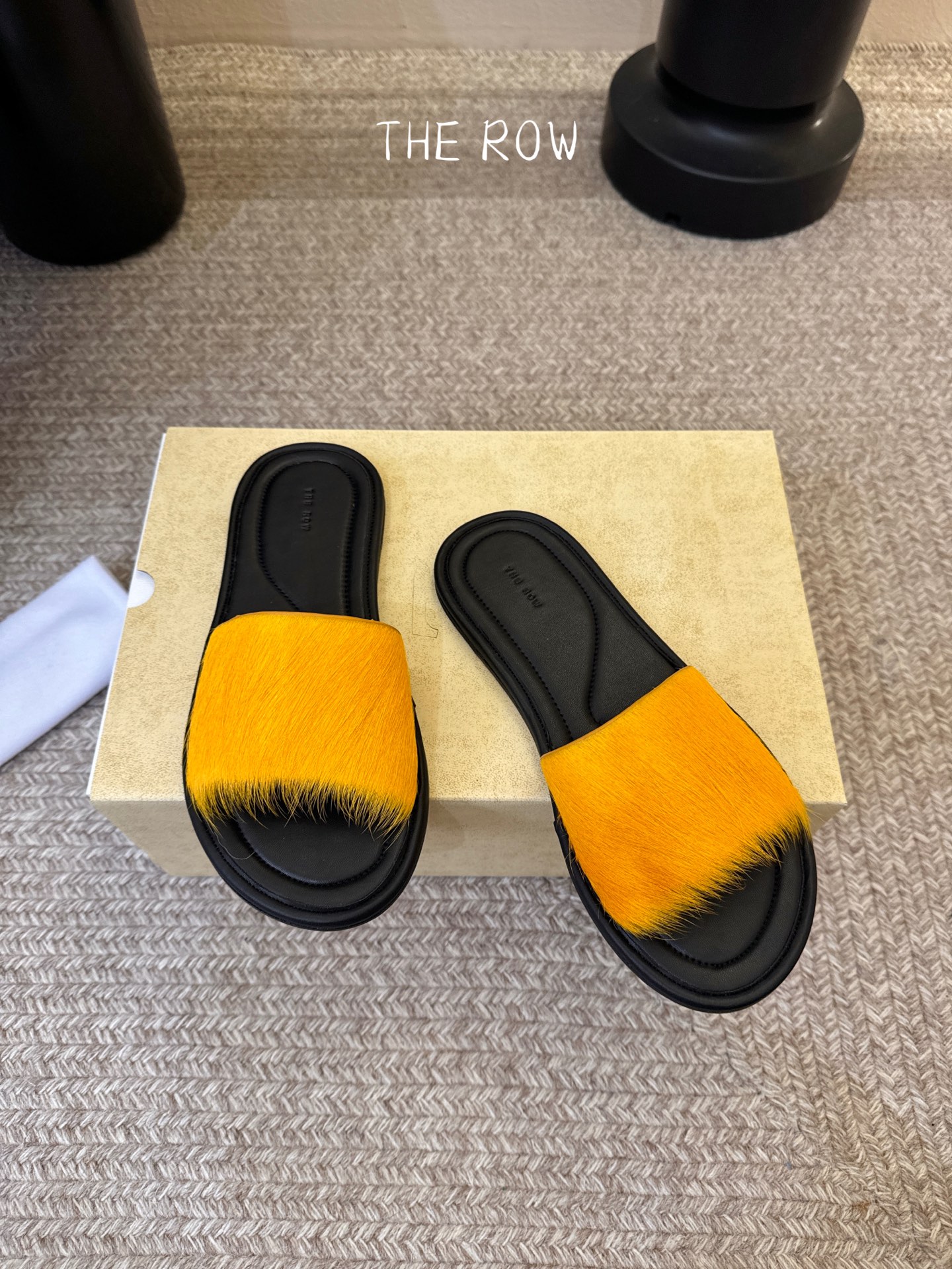THE ROW 26春夏新款简易沙滩拖鞋 近两年最火之一的品牌，几乎博主人手一双！夏日的季节就要到了，推
