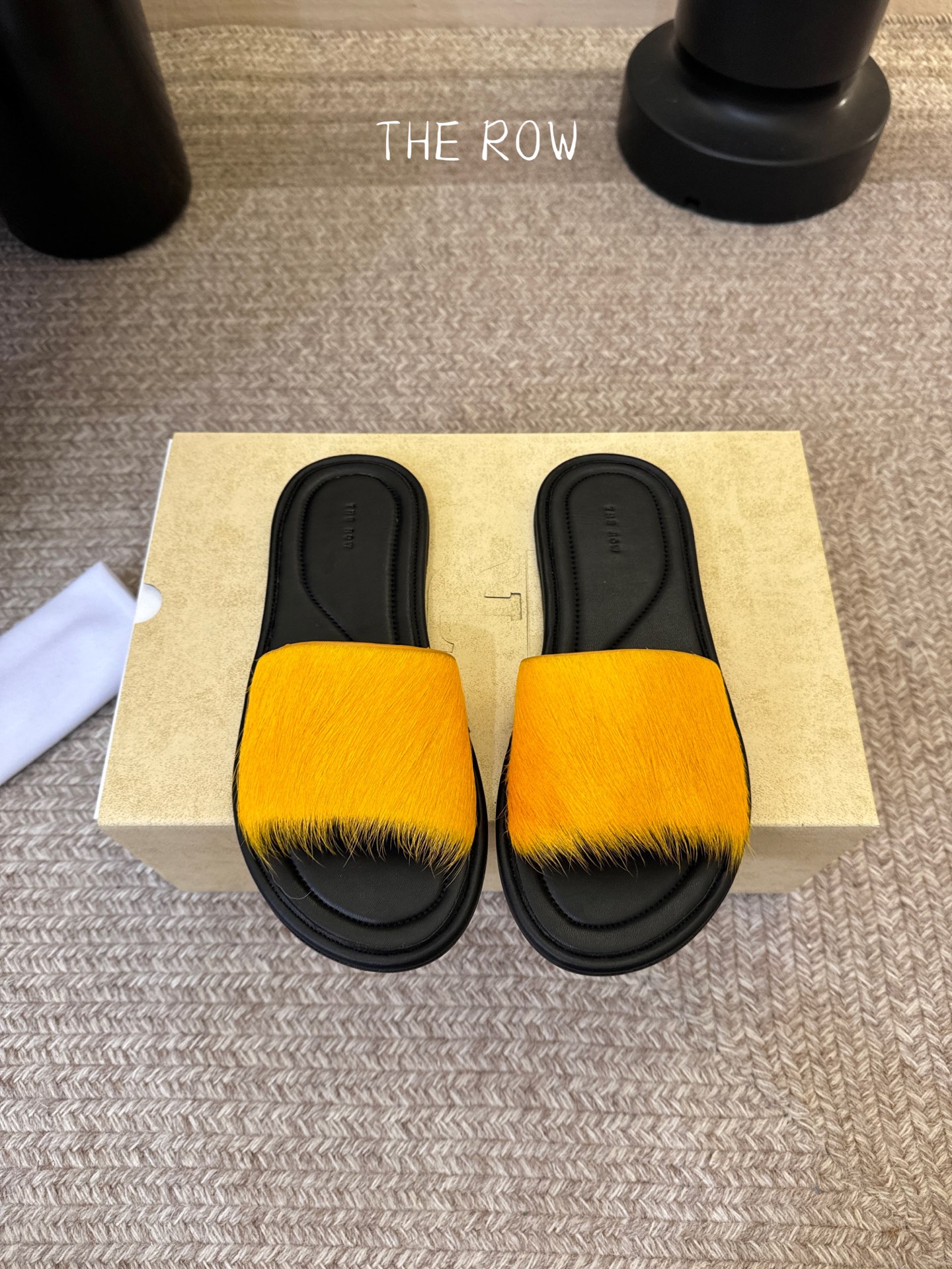 THE ROW 26春夏新款简易沙滩拖鞋 近两年最火之一的品牌，几乎博主人手一双！夏日的季节就要到了，推