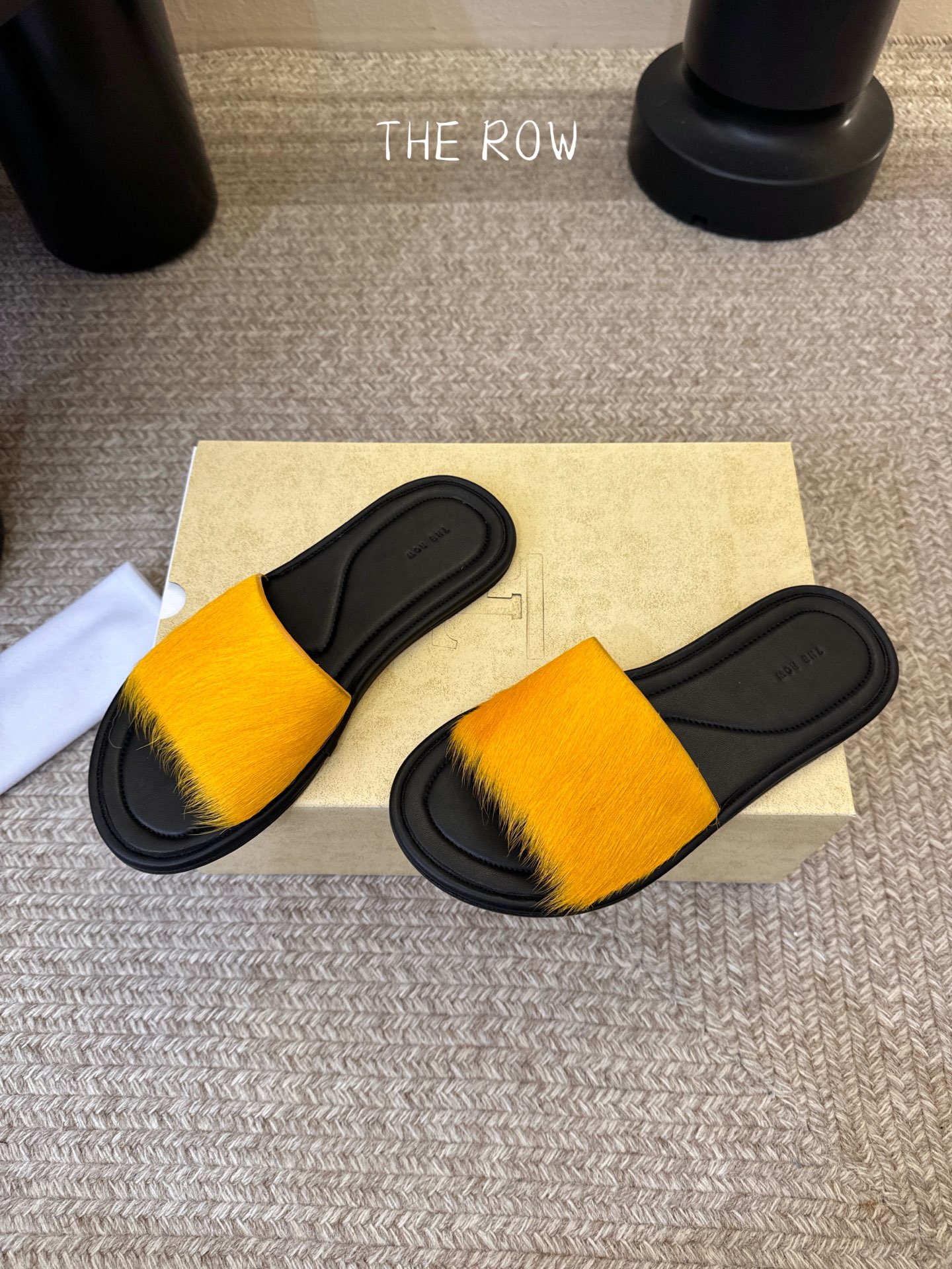 THE ROW 26春夏新款简易沙滩拖鞋 近两年最火之一的品牌，几乎博主人手一双！夏日的季节就要到了，推