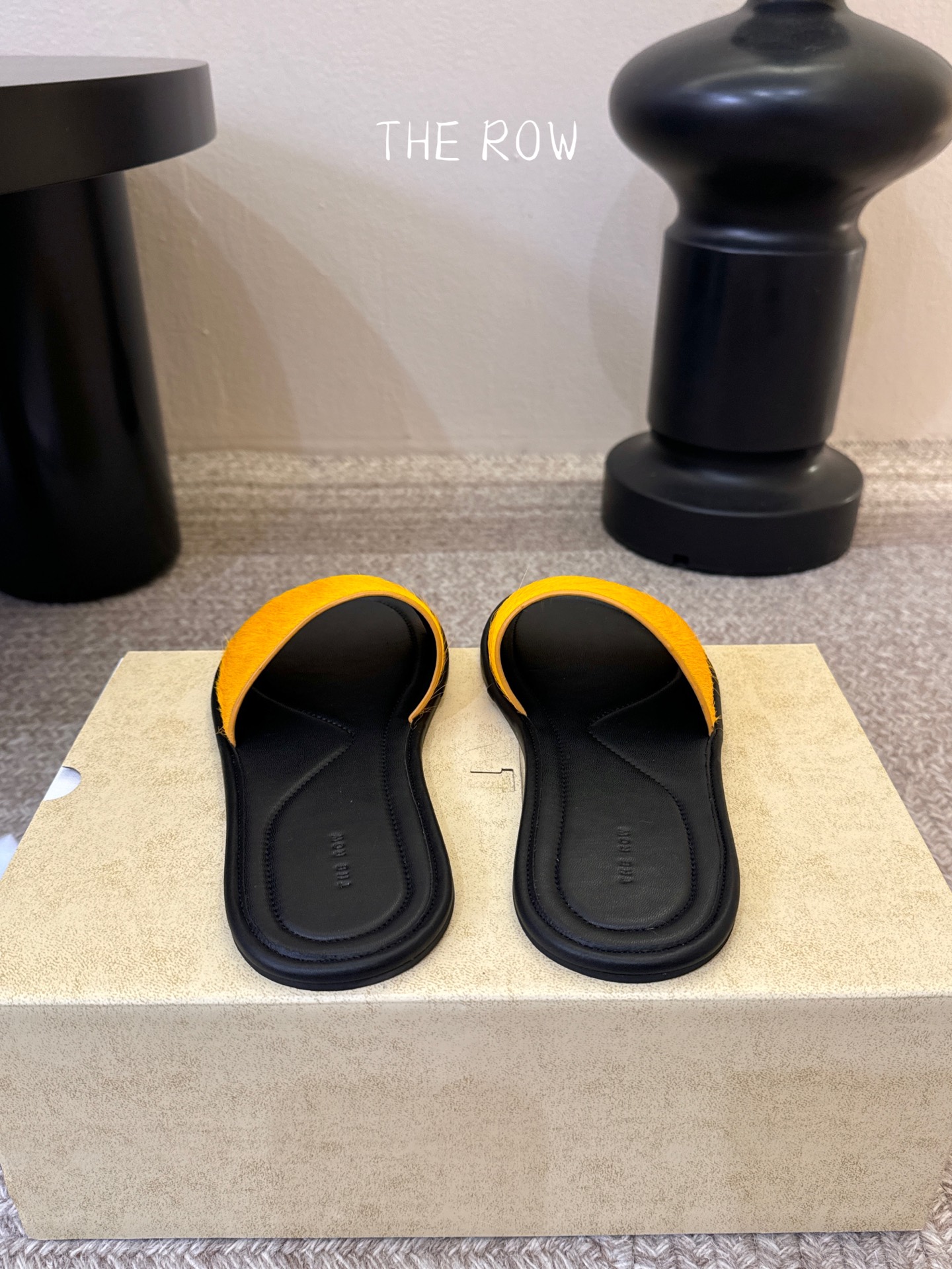 THE ROW 26春夏新款简易沙滩拖鞋 近两年最火之一的品牌，几乎博主人手一双！夏日的季节就要到了，推