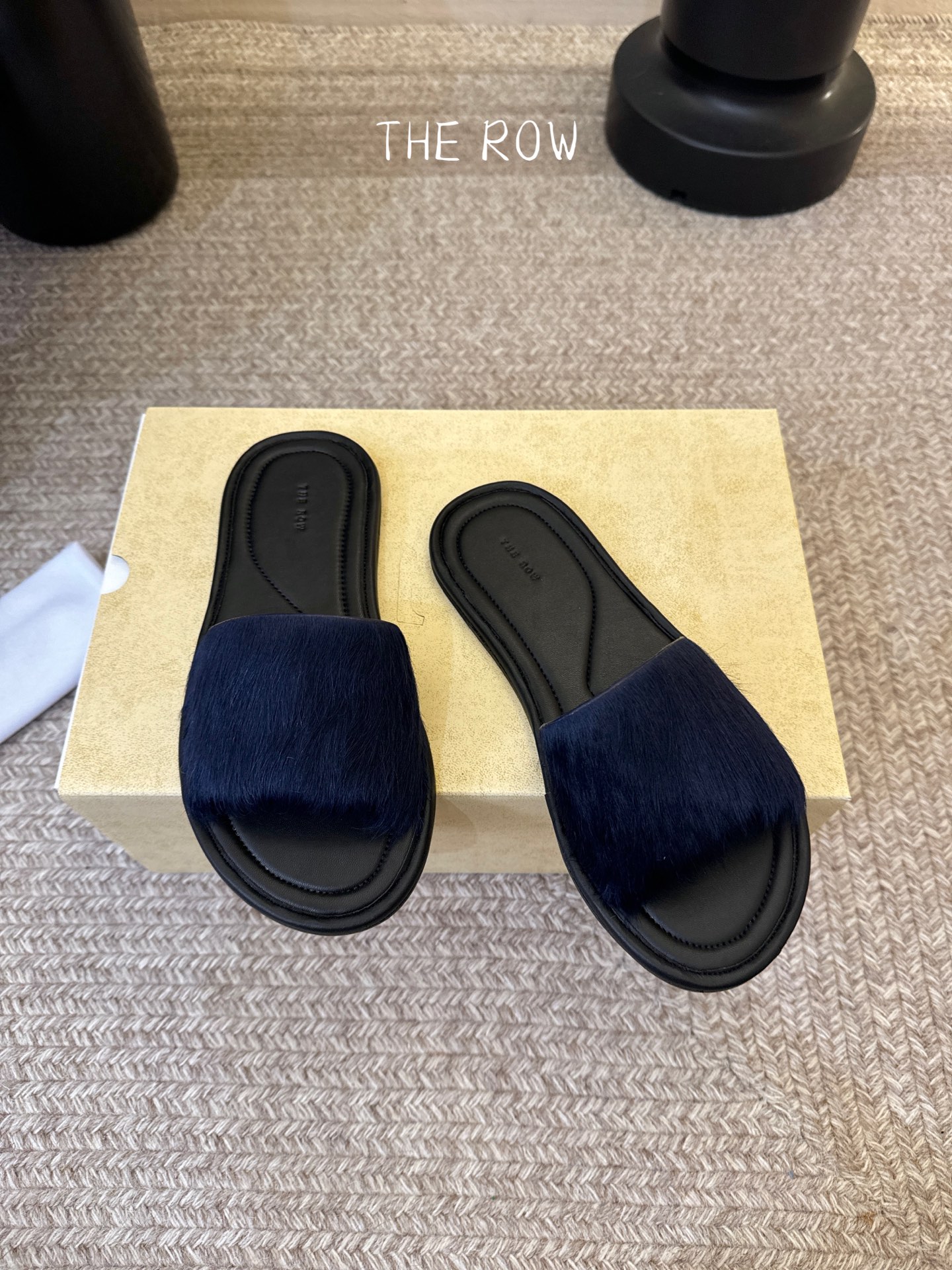 THE ROW 26春夏新款简易沙滩拖鞋 近两年最火之一的品牌，几乎博主人手一双！夏日的季节就要到了，推