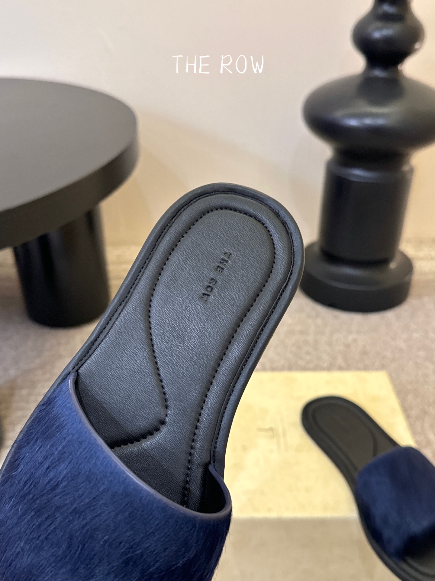 THE ROW 26春夏新款简易沙滩拖鞋 近两年最火之一的品牌，几乎博主人手一双！夏日的季节就要到了，推