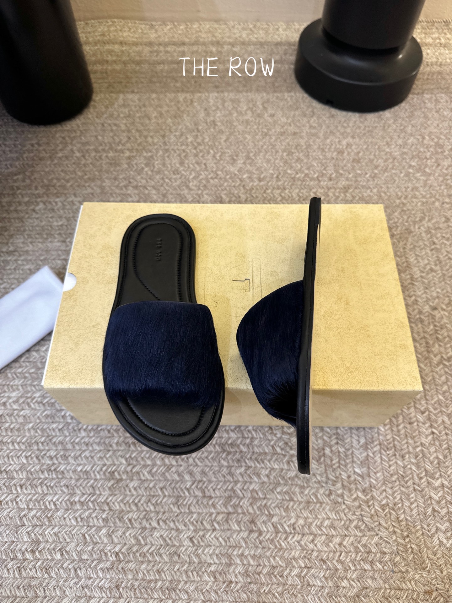 THE ROW 26春夏新款简易沙滩拖鞋 近两年最火之一的品牌，几乎博主人手一双！夏日的季节就要到了，推