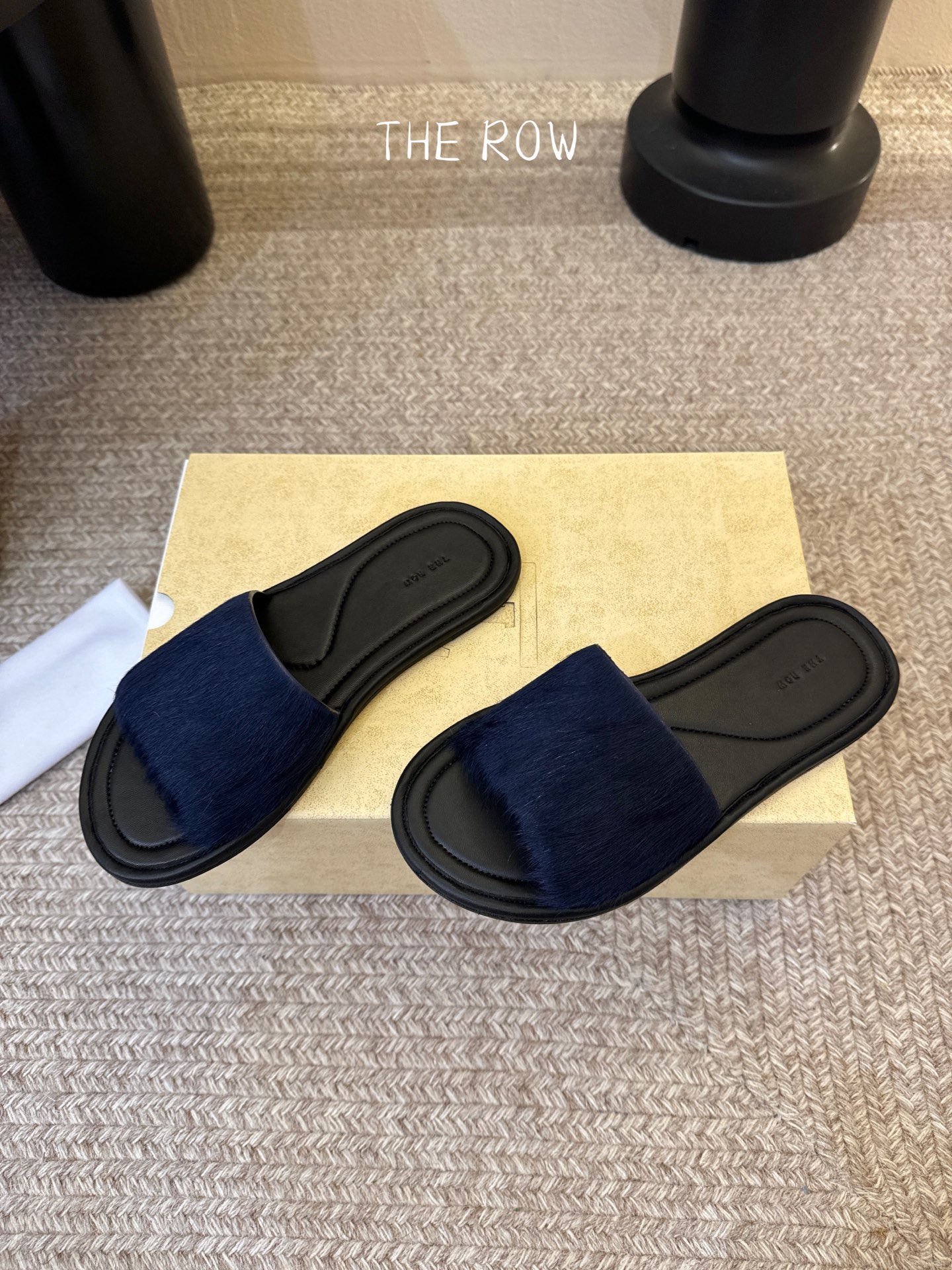 THE ROW 26春夏新款简易沙滩拖鞋 近两年最火之一的品牌，几乎博主人手一双！夏日的季节就要到了，推