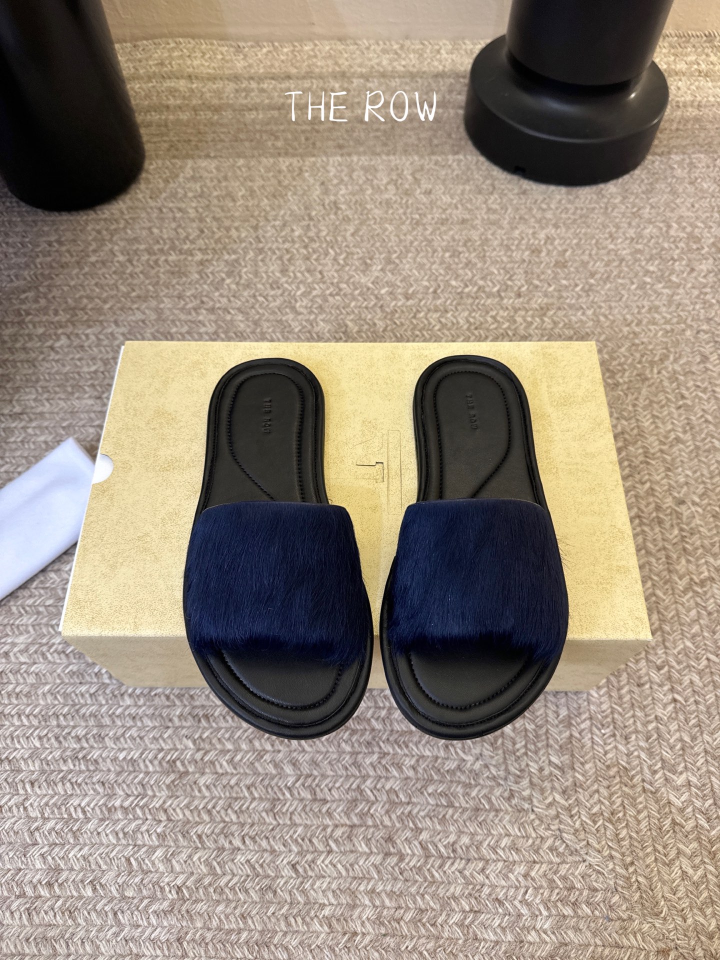 NO:789211,THE ROW 26 new spring and summer simple beach slippers, one of the most popular brands in the past two years, almost every blogger has a pair!  The summer season is coming, and I recommend this casual yet stylish slipper. I feel like this lazy slipper is about to explode in popularity!  Whether paired with jeans, linen leg pants or a skirt, it looks great!  Must buy a pair!  Its structure is based on ergonomic design, allowing the foot to be completely free and comfortable, so the structure of the foot bed completely fits the curvature of the foot. In the hot summer, a pair of light and comfortable shoes is indispensable. These oak-made Birkenstock cork shoes, retro double-buckle casual beach slippers, are simply a savior!  The upper is made of horse hair and the inner lining is sheepskin. The original outsole is size 35-40 (40 is custom-made and cannot be returned or exchanged), slippers, slippers, skirts, jeans, sheepskin19860909THE ROW 26春夏新款简易沙滩拖鞋 近两年最火之一的品牌,几乎博主人手一双！夏日的季节就要到了,推荐这款随性又不乏设计感的拖鞋,这款懒人拖鞋我感觉即将要爆火！无论是配牛仔裤,亚麻腿裤还是裙子都可以很亮眼！必须入手一双！ 其构造鉴于人体工学设计,让脚完全解放舒适打造的,所以其脚床的构造完全贴合脚的弧度. 夏日炎炎,少不了一双轻盈又舒适的,这款橡木材质勃肯软木鞋复古双扣休闲沙滩女拖,简直就是救星！ 鞋面采用马毛 内里垫脚羊皮 原版大底 size 35-40(40定做不退换),拖鞋,slippers,skirts,jeans,sheepskin,Women's Shoes