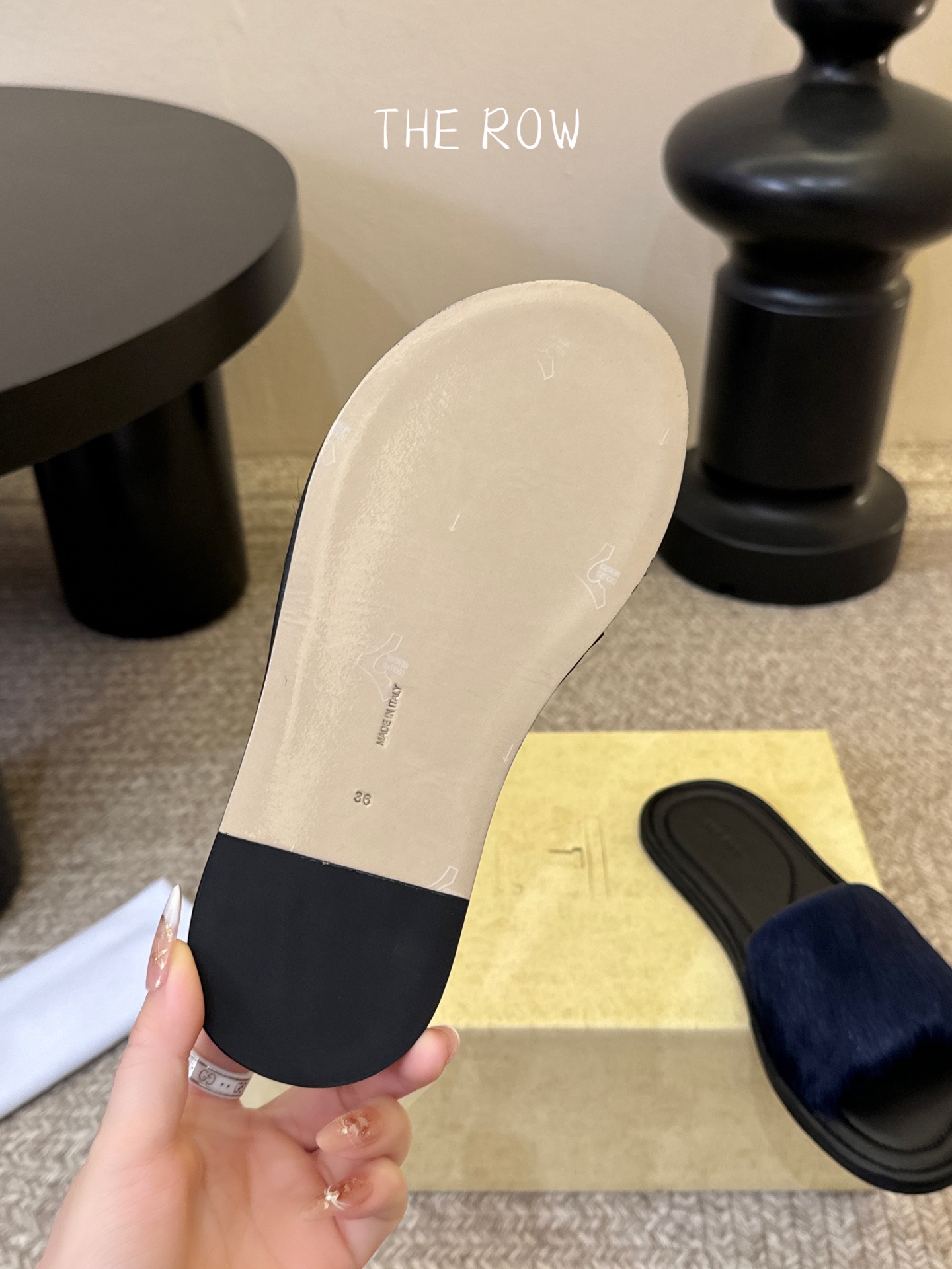 THE ROW 26春夏新款简易沙滩拖鞋 近两年最火之一的品牌，几乎博主人手一双！夏日的季节就要到了，推