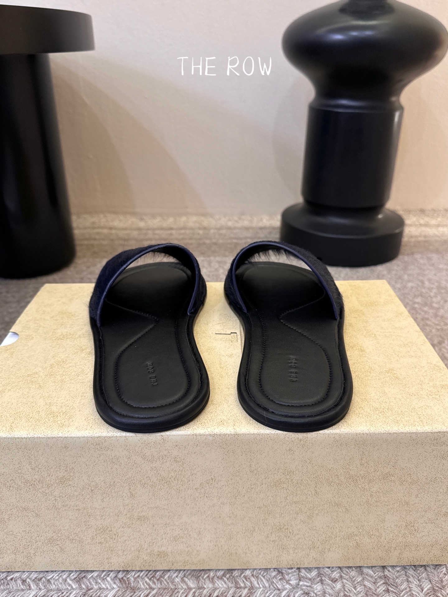 THE ROW 26春夏新款简易沙滩拖鞋 近两年最火之一的品牌，几乎博主人手一双！夏日的季节就要到了，推