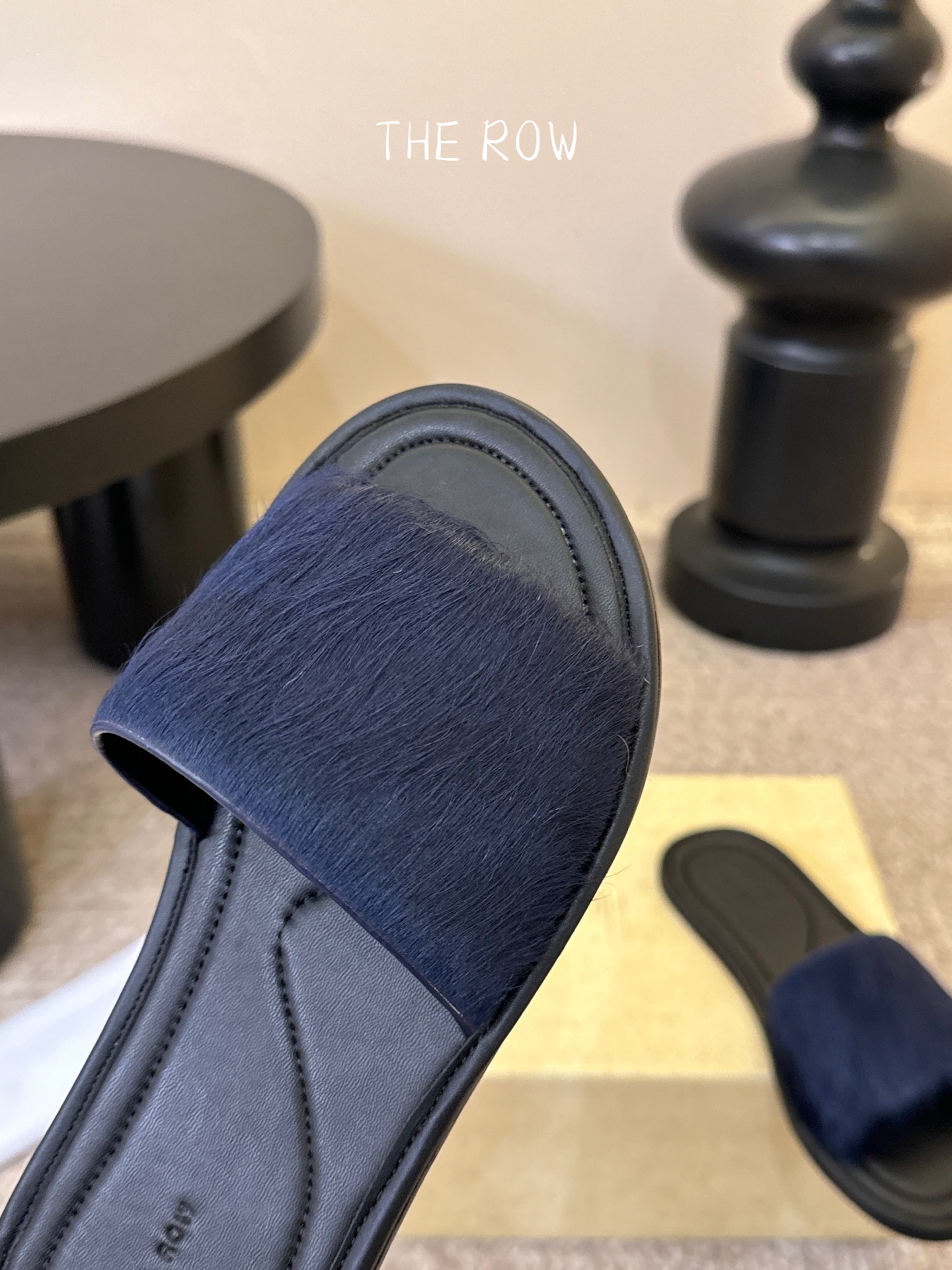 THE ROW 26春夏新款简易沙滩拖鞋 近两年最火之一的品牌，几乎博主人手一双！夏日的季节就要到了，推