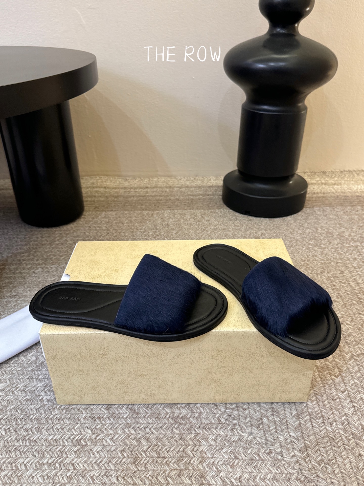 THE ROW 26春夏新款简易沙滩拖鞋 近两年最火之一的品牌，几乎博主人手一双！夏日的季节就要到了，推