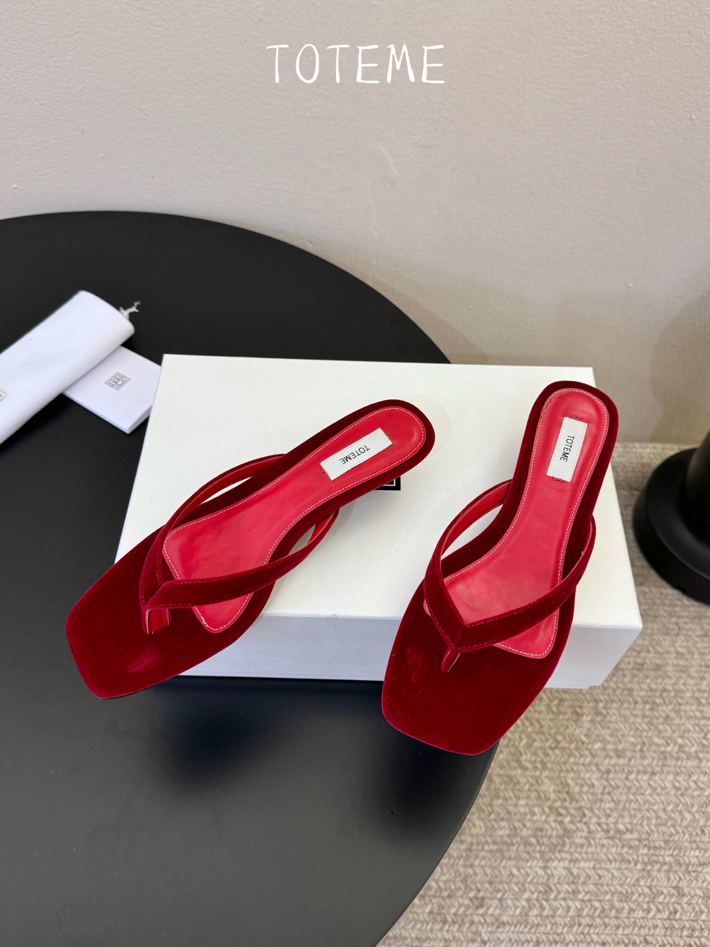 Toteme春夏新款猫跟夹趾拖鞋‼️矮跟人字拖！这双真的爱了爱了 极简风又带时髦 必入的一双单品 我爱了