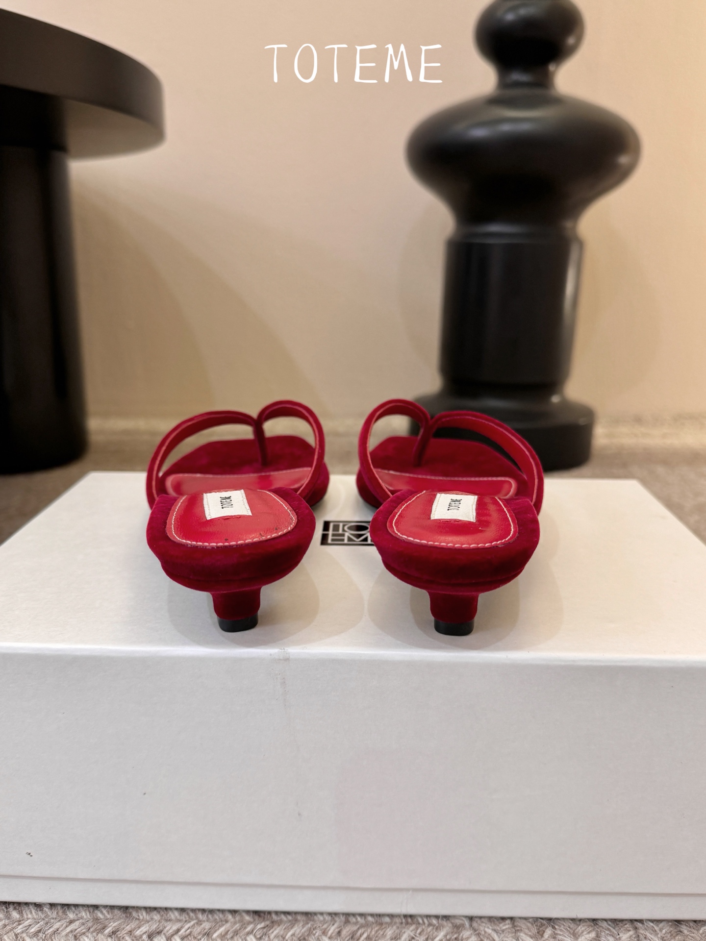 Toteme春夏新款猫跟夹趾拖鞋‼️矮跟人字拖！这双真的爱了爱了 极简风又带时髦 必入的一双单品 我爱了