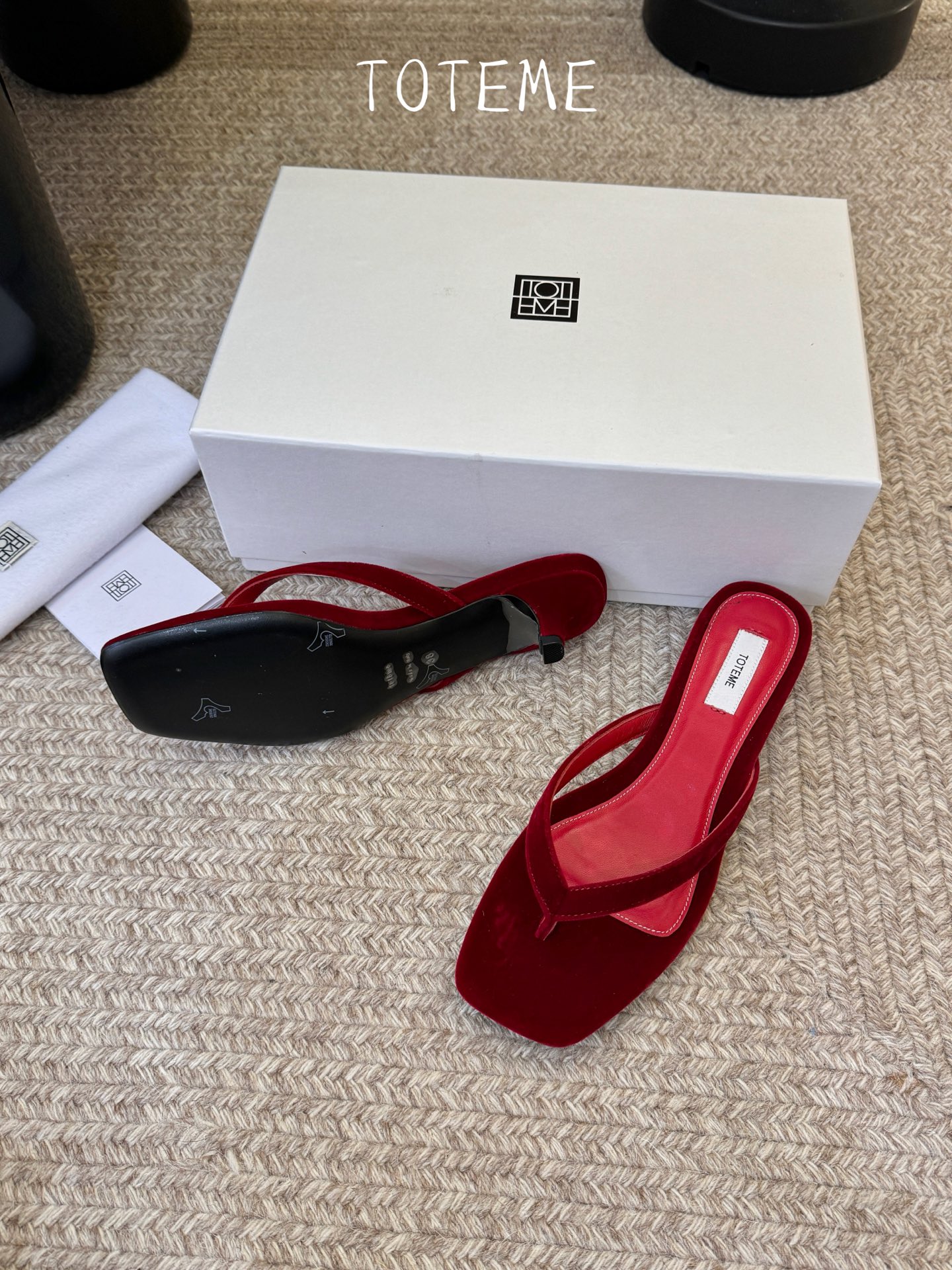 Toteme春夏新款猫跟夹趾拖鞋‼️矮跟人字拖！这双真的爱了爱了 极简风又带时髦 必入的一双单品 我爱了