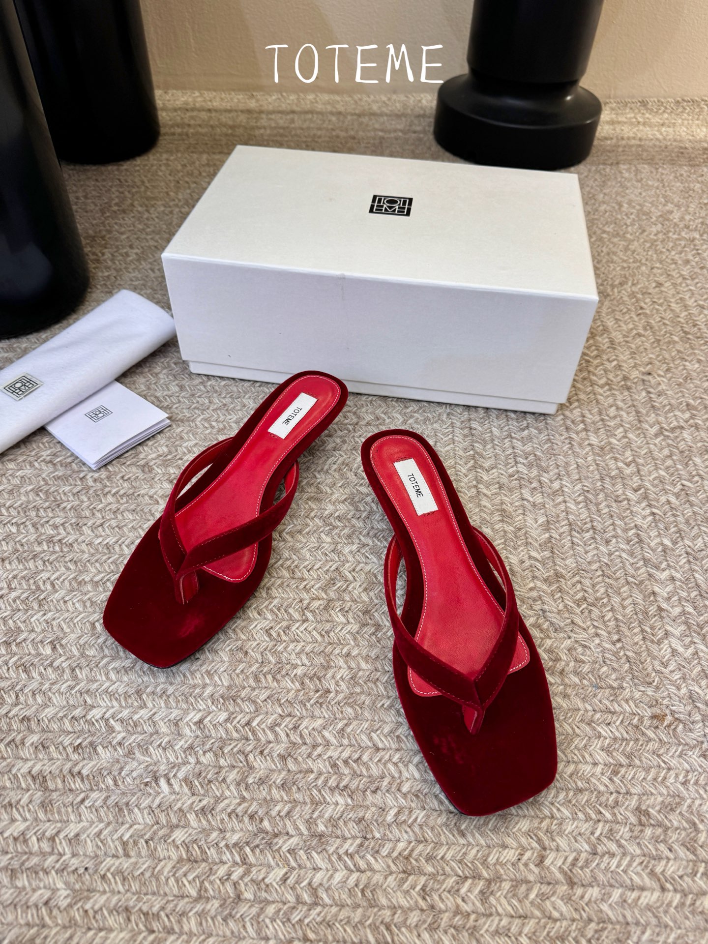 Toteme春夏新款猫跟夹趾拖鞋‼️矮跟人字拖！这双真的爱了爱了 极简风又带时髦 必入的一双单品 我爱了