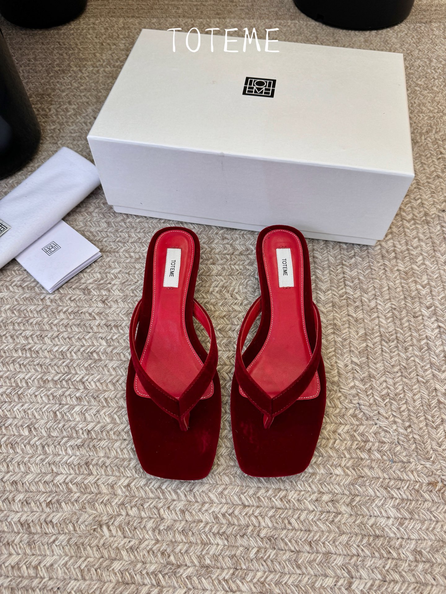 Toteme春夏新款猫跟夹趾拖鞋‼️矮跟人字拖！这双真的爱了爱了 极简风又带时髦 必入的一双单品 我爱了