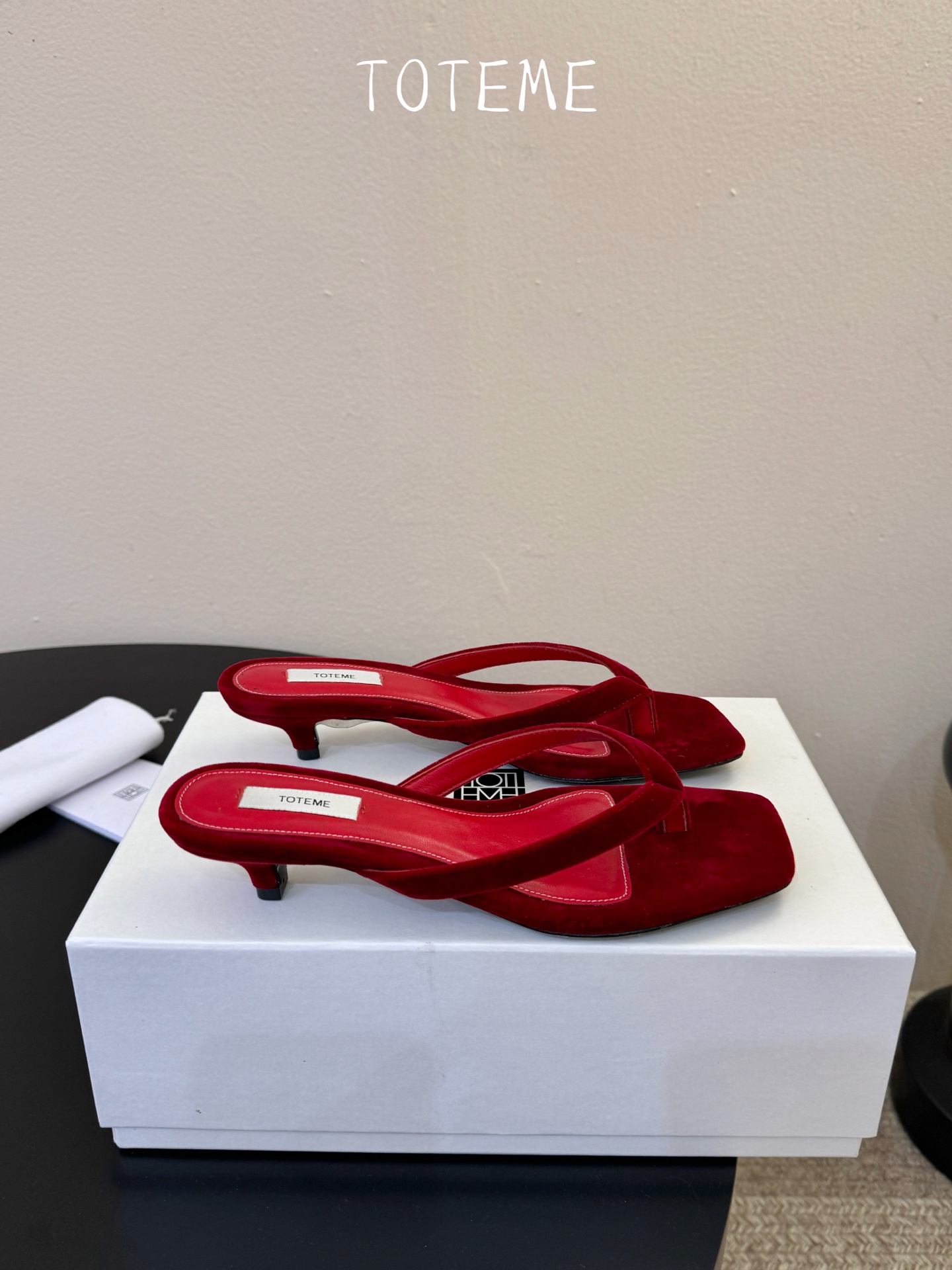 Toteme春夏新款猫跟夹趾拖鞋‼️矮跟人字拖！这双真的爱了爱了 极简风又带时髦 必入的一双单品 我爱了