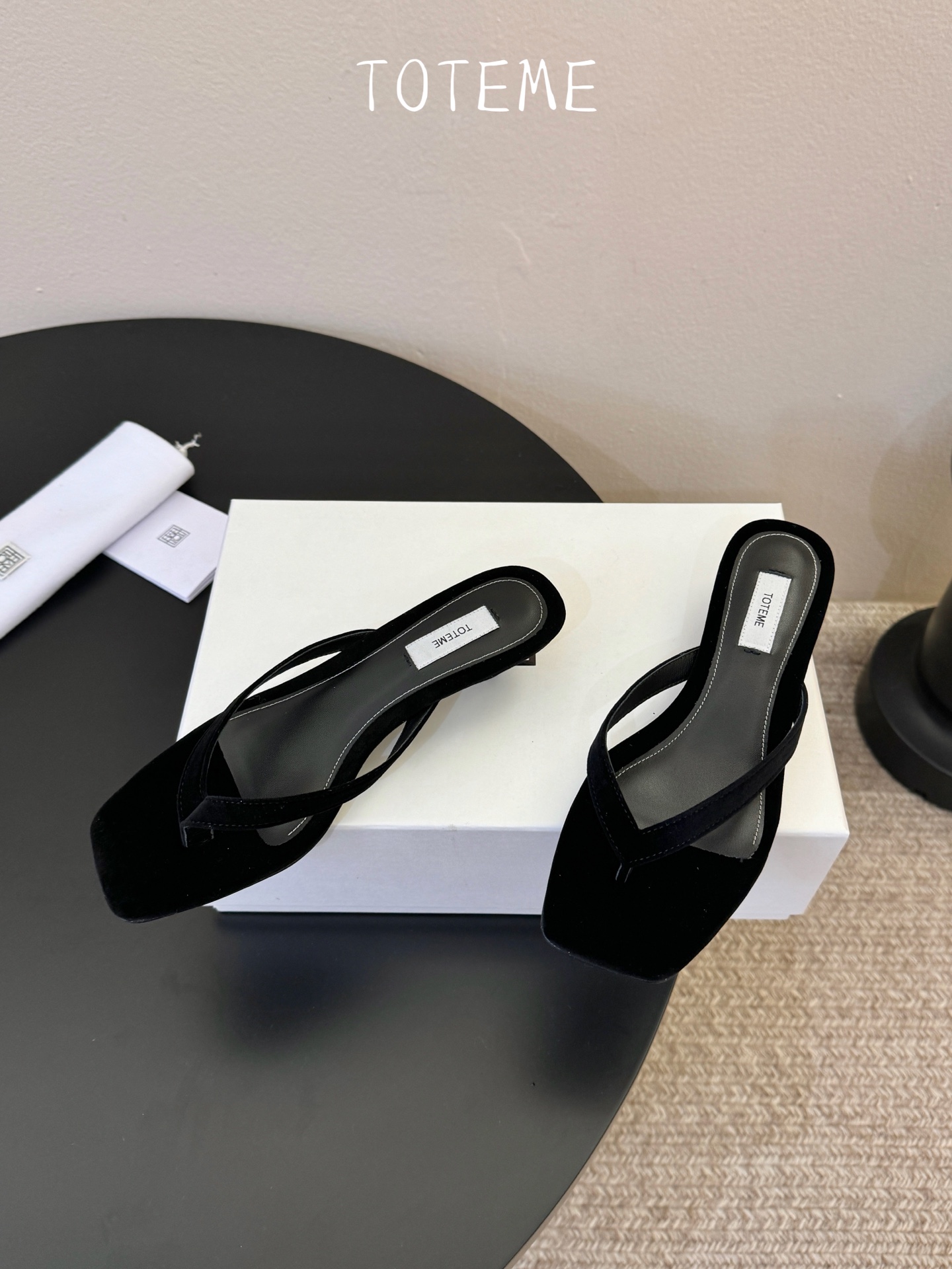 Toteme春夏新款猫跟夹趾拖鞋‼️矮跟人字拖！这双真的爱了爱了 极简风又带时髦 必入的一双单品 我爱了