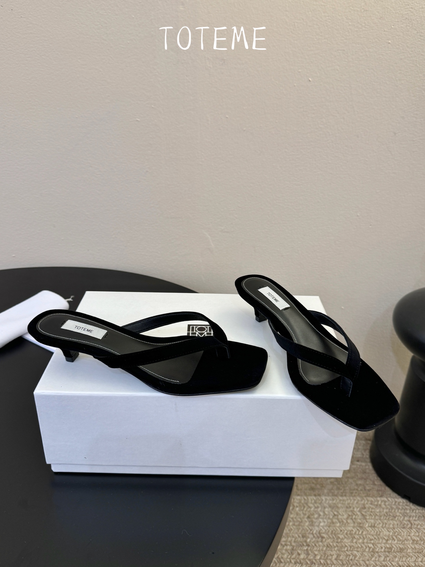 Toteme春夏新款猫跟夹趾拖鞋‼️矮跟人字拖！这双真的爱了爱了 极简风又带时髦 必入的一双单品 我爱了