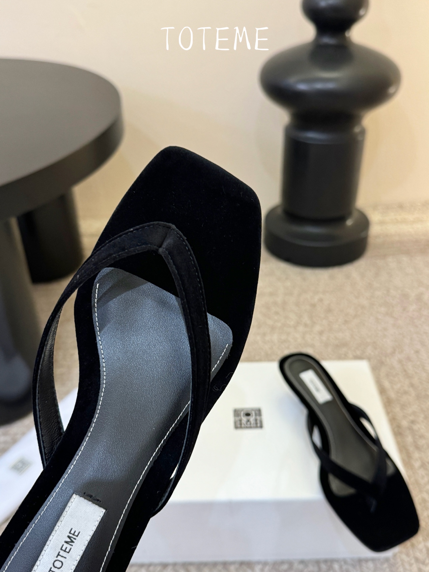 Toteme春夏新款猫跟夹趾拖鞋‼️矮跟人字拖！这双真的爱了爱了 极简风又带时髦 必入的一双单品 我爱了