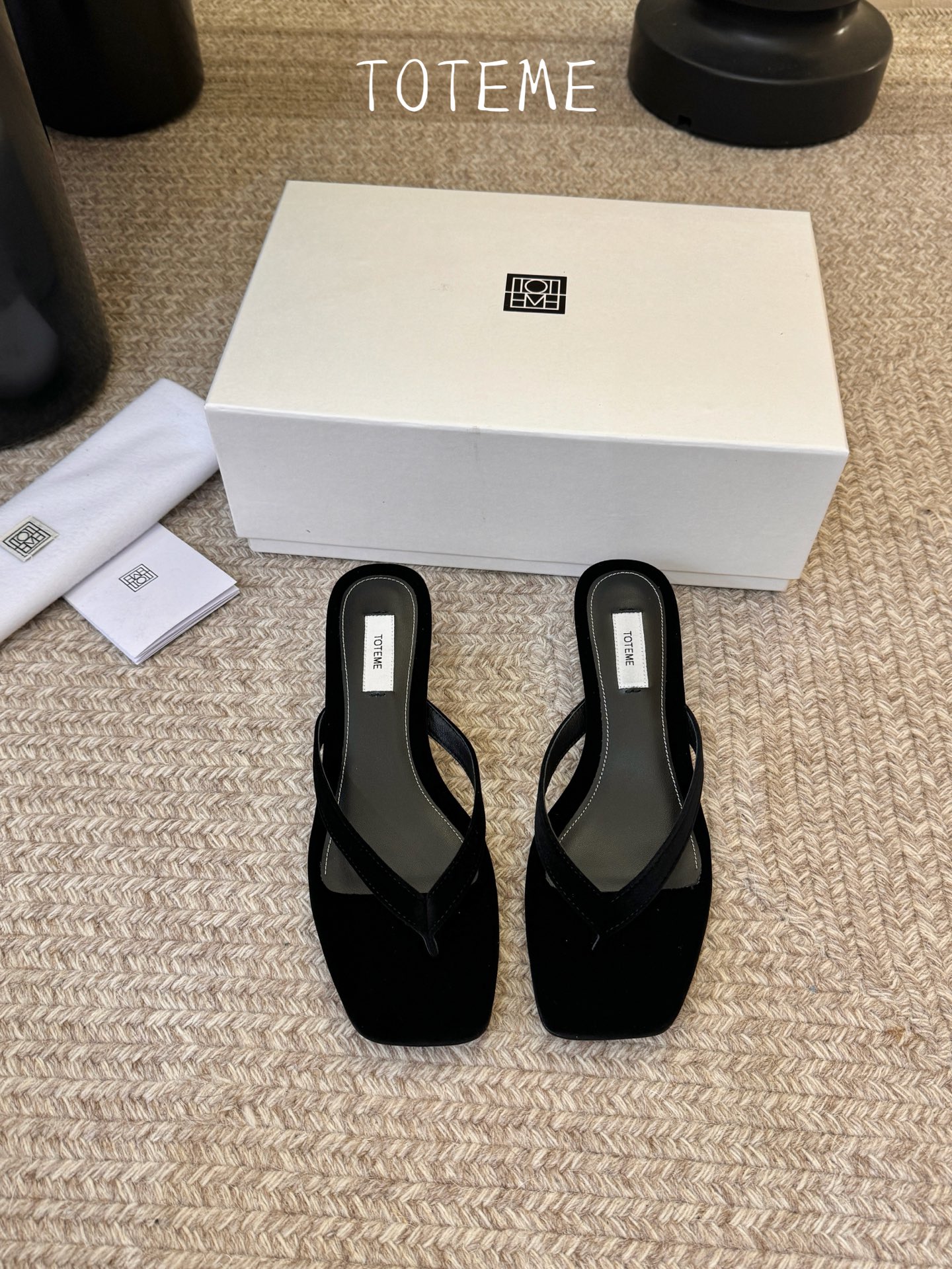 Toteme春夏新款猫跟夹趾拖鞋‼️矮跟人字拖！这双真的爱了爱了 极简风又带时髦 必入的一双单品 我爱了
