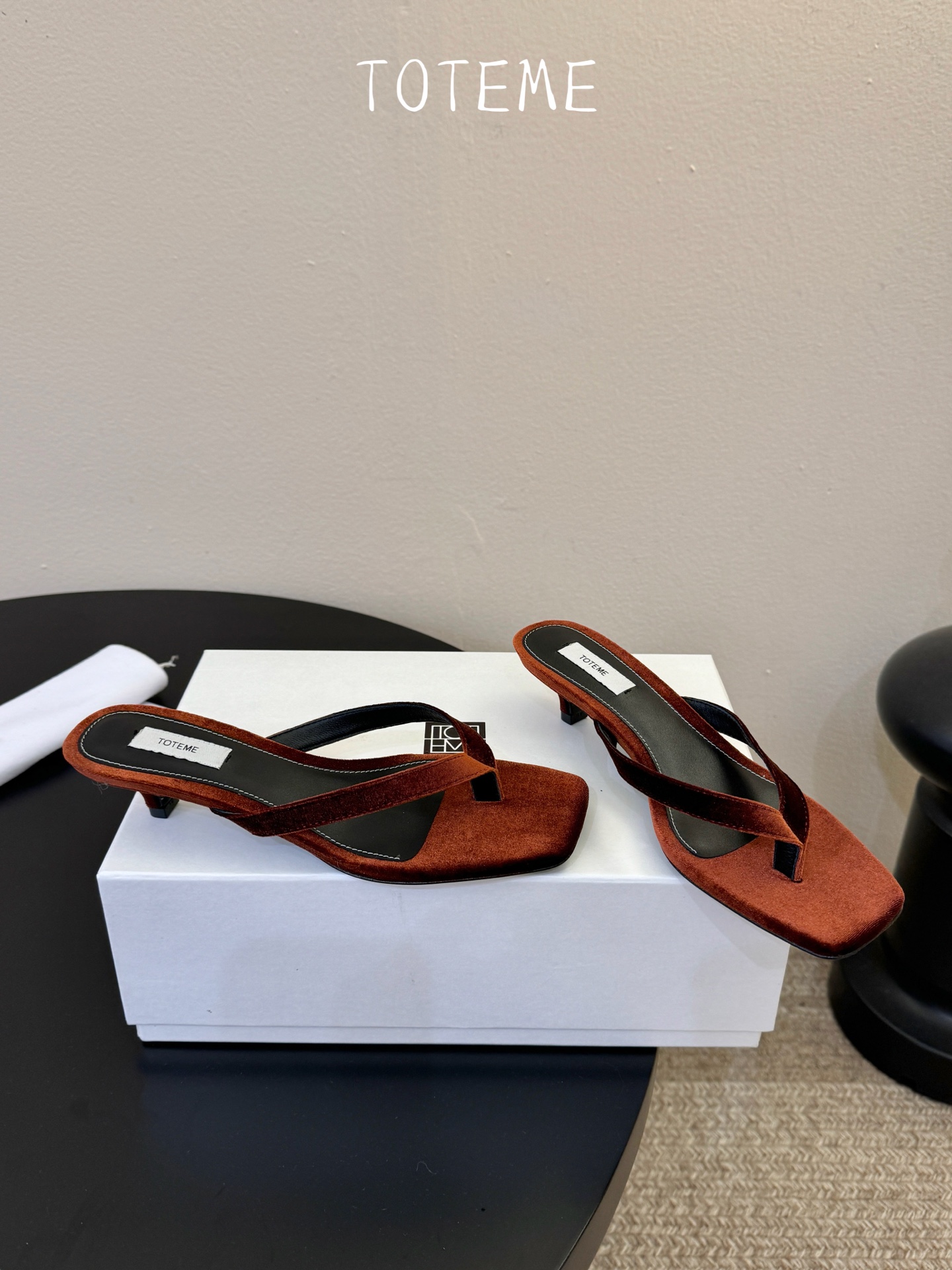 Toteme春夏新款猫跟夹趾拖鞋‼️矮跟人字拖！这双真的爱了爱了 极简风又带时髦 必入的一双单品 我爱了