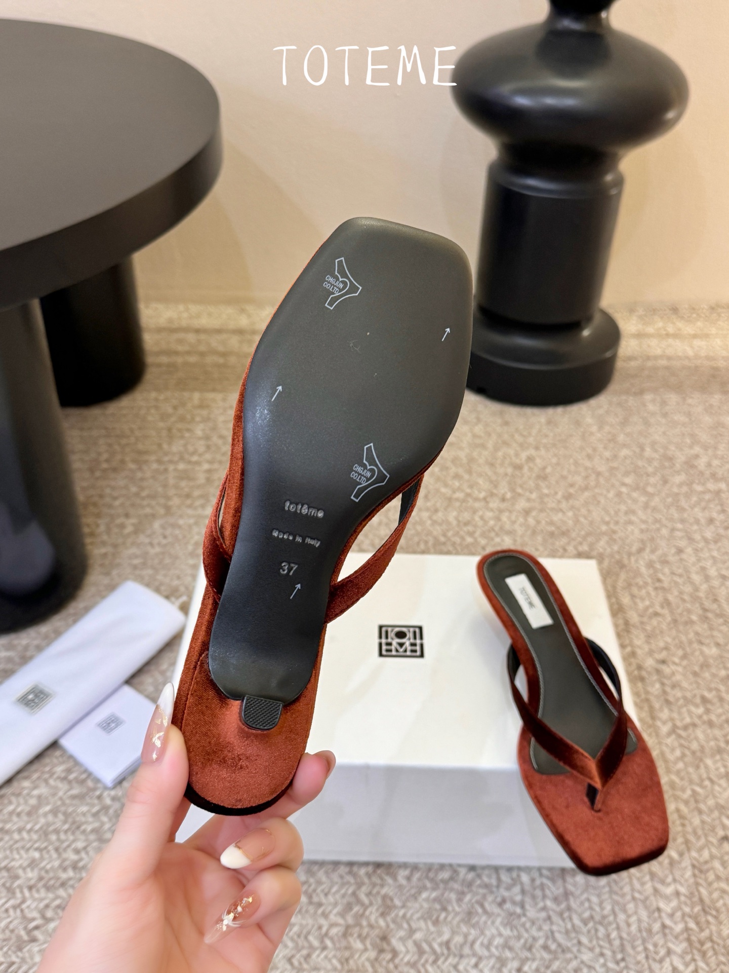 Toteme春夏新款猫跟夹趾拖鞋‼️矮跟人字拖！这双真的爱了爱了 极简风又带时髦 必入的一双单品 我爱了