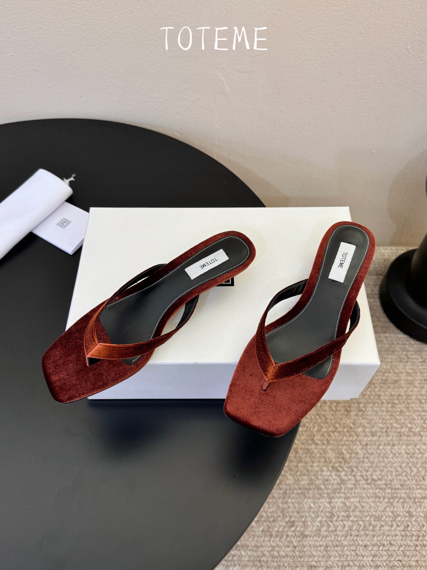 Toteme春夏新款猫跟夹趾拖鞋‼️矮跟人字拖！这双真的爱了爱了 极简风又带时髦 必入的一双单品 我爱了