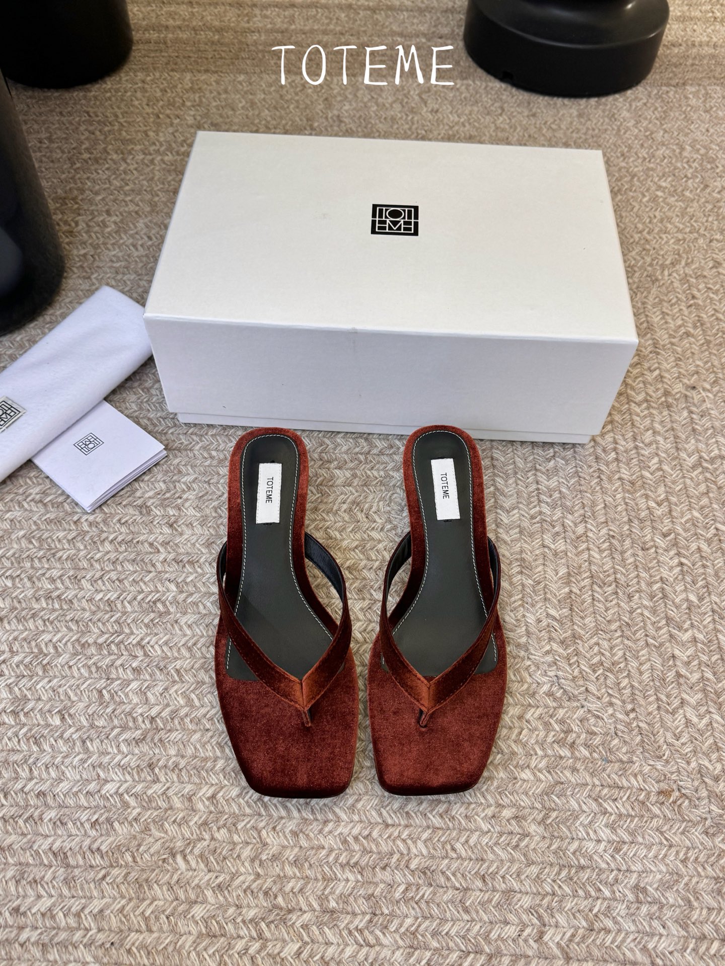 Toteme春夏新款猫跟夹趾拖鞋‼️矮跟人字拖！这双真的爱了爱了 极简风又带时髦 必入的一双单品 我爱了