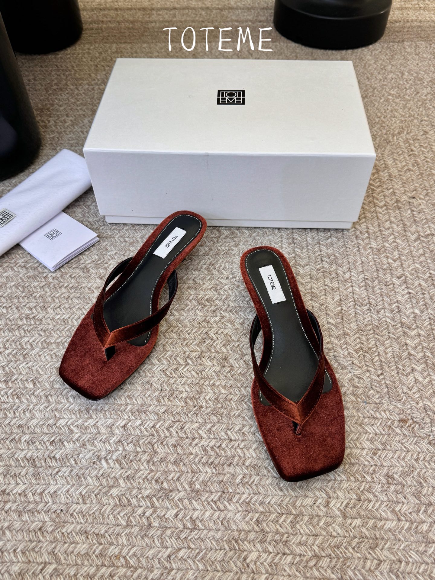 Toteme春夏新款猫跟夹趾拖鞋‼️矮跟人字拖！这双真的爱了爱了 极简风又带时髦 必入的一双单品 我爱了