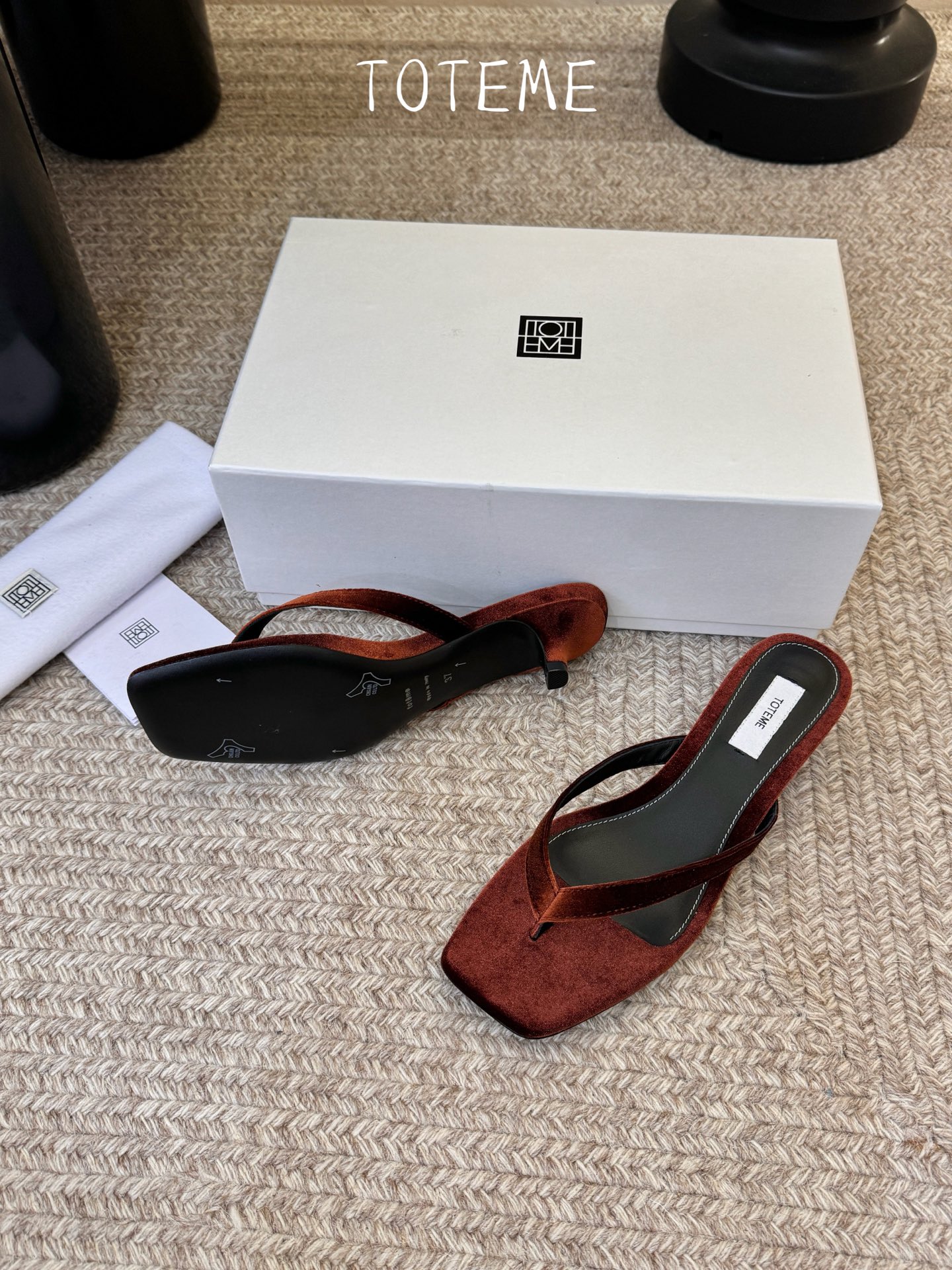 Toteme春夏新款猫跟夹趾拖鞋‼️矮跟人字拖！这双真的爱了爱了 极简风又带时髦 必入的一双单品 我爱了