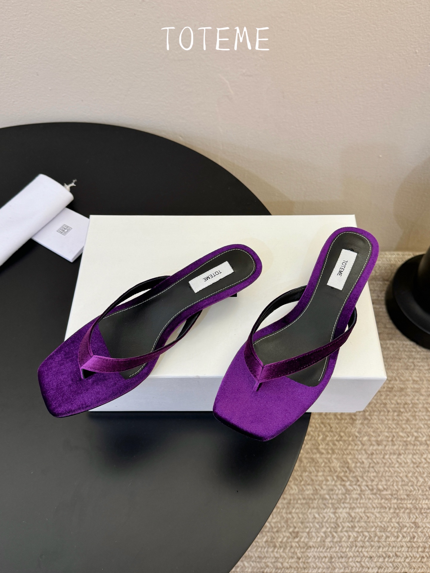 Toteme春夏新款猫跟夹趾拖鞋‼️矮跟人字拖！这双真的爱了爱了 极简风又带时髦 必入的一双单品 我爱了