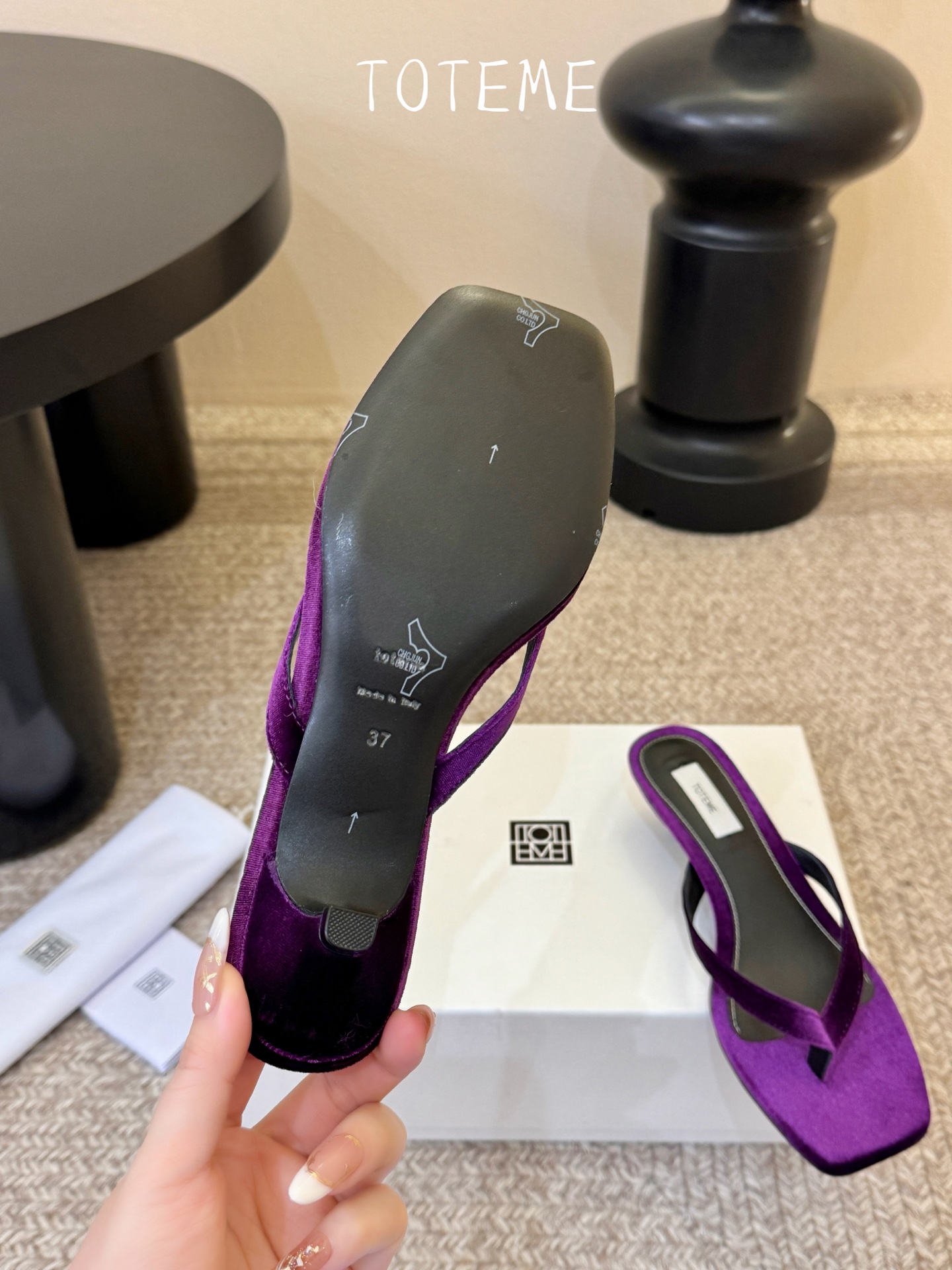 Toteme春夏新款猫跟夹趾拖鞋‼️矮跟人字拖！这双真的爱了爱了 极简风又带时髦 必入的一双单品 我爱了