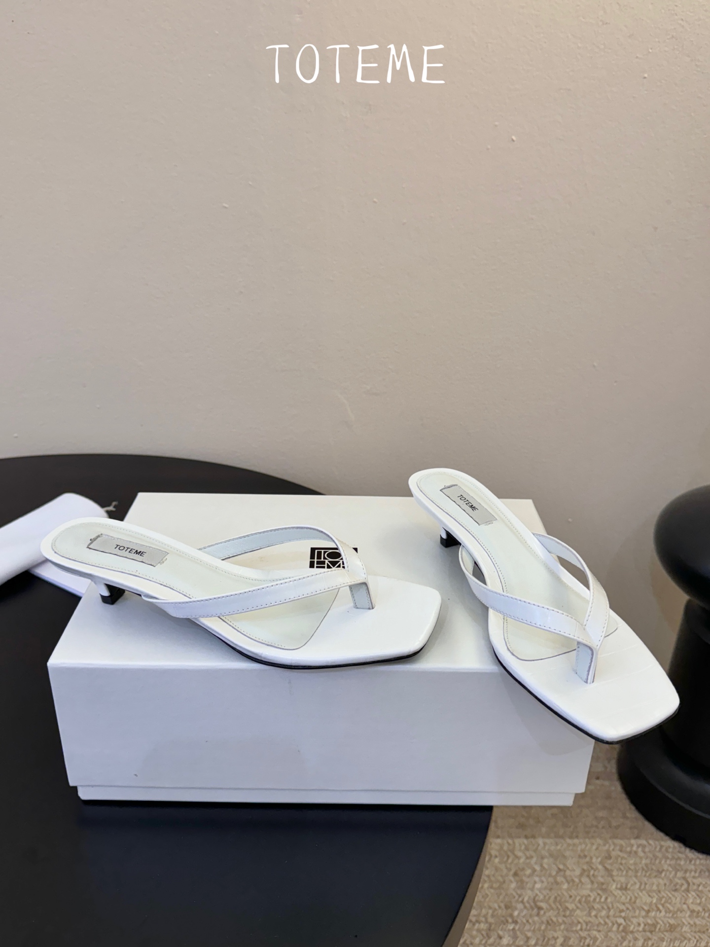 Toteme春夏新款猫跟夹趾拖鞋‼️矮跟人字拖！这双真的爱了爱了 极简风又带时髦 必入的一双单品 我爱了