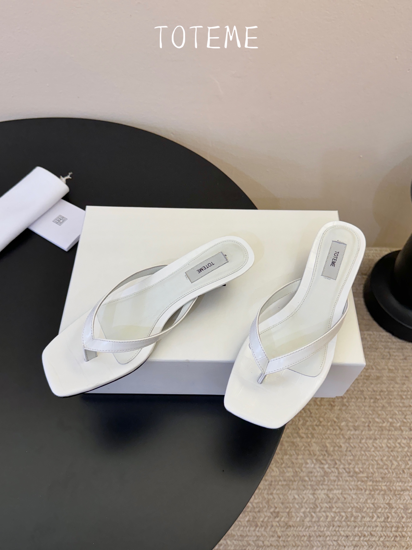 Toteme春夏新款猫跟夹趾拖鞋‼️矮跟人字拖！这双真的爱了爱了 极简风又带时髦 必入的一双单品 我爱了