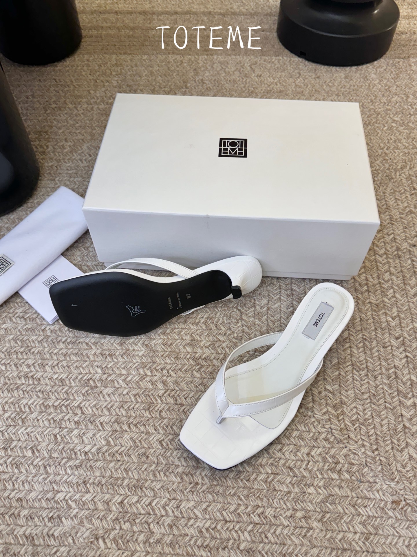 Toteme春夏新款猫跟夹趾拖鞋‼️矮跟人字拖！这双真的爱了爱了 极简风又带时髦 必入的一双单品 我爱了