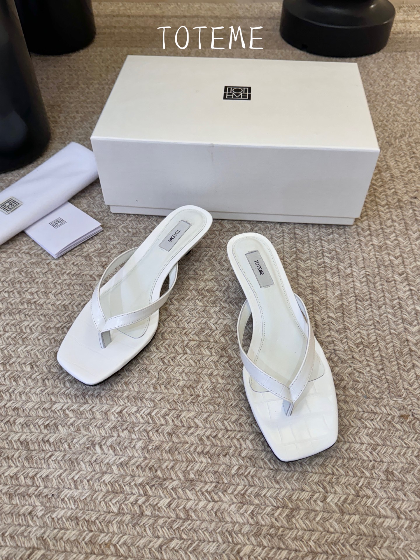 Toteme春夏新款猫跟夹趾拖鞋‼️矮跟人字拖！这双真的爱了爱了 极简风又带时髦 必入的一双单品 我爱了