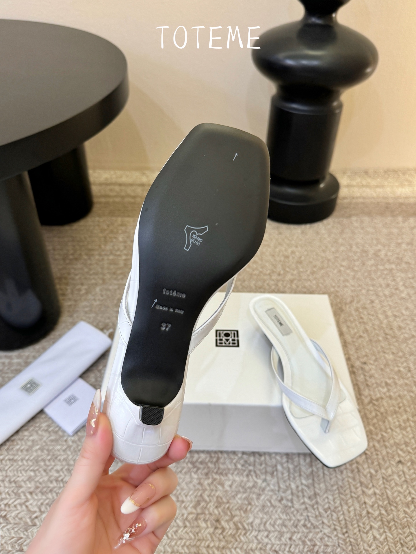 Toteme春夏新款猫跟夹趾拖鞋‼️矮跟人字拖！这双真的爱了爱了 极简风又带时髦 必入的一双单品 我爱了