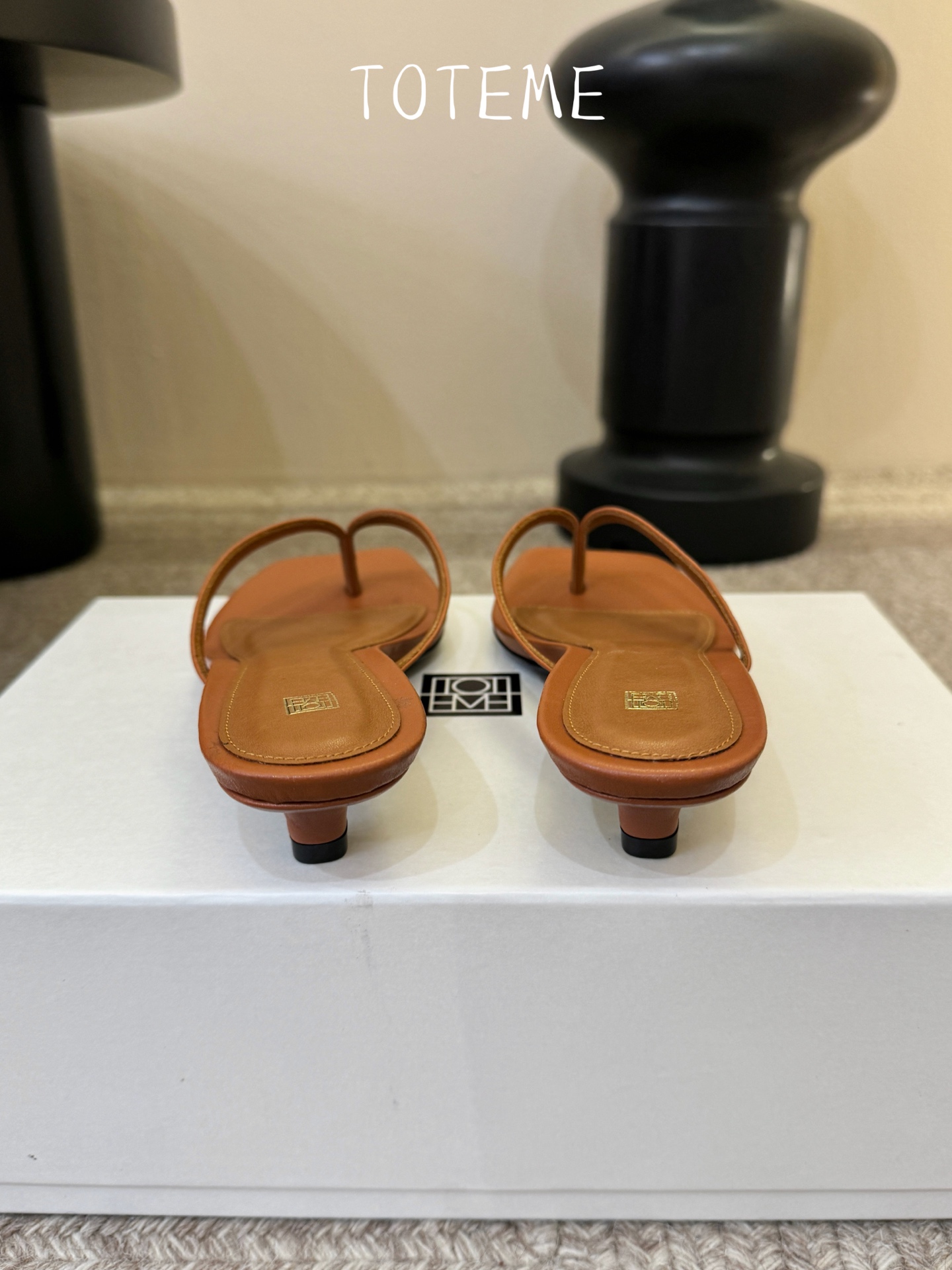 Toteme春夏新款猫跟夹趾拖鞋‼️矮跟人字拖！这双真的爱了爱了 极简风又带时髦 必入的一双单品 我爱了