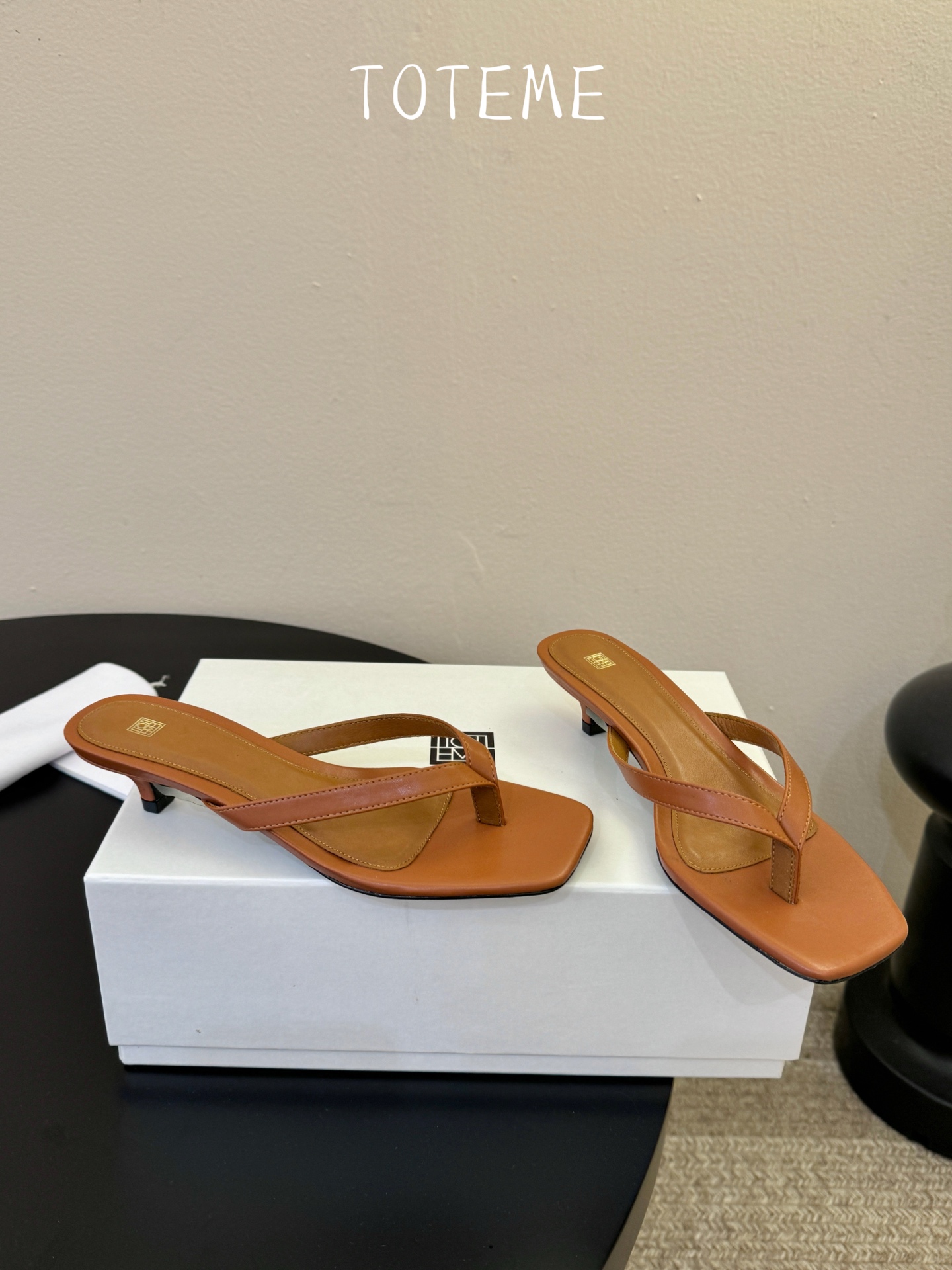 Toteme春夏新款猫跟夹趾拖鞋‼️矮跟人字拖！这双真的爱了爱了 极简风又带时髦 必入的一双单品 我爱了