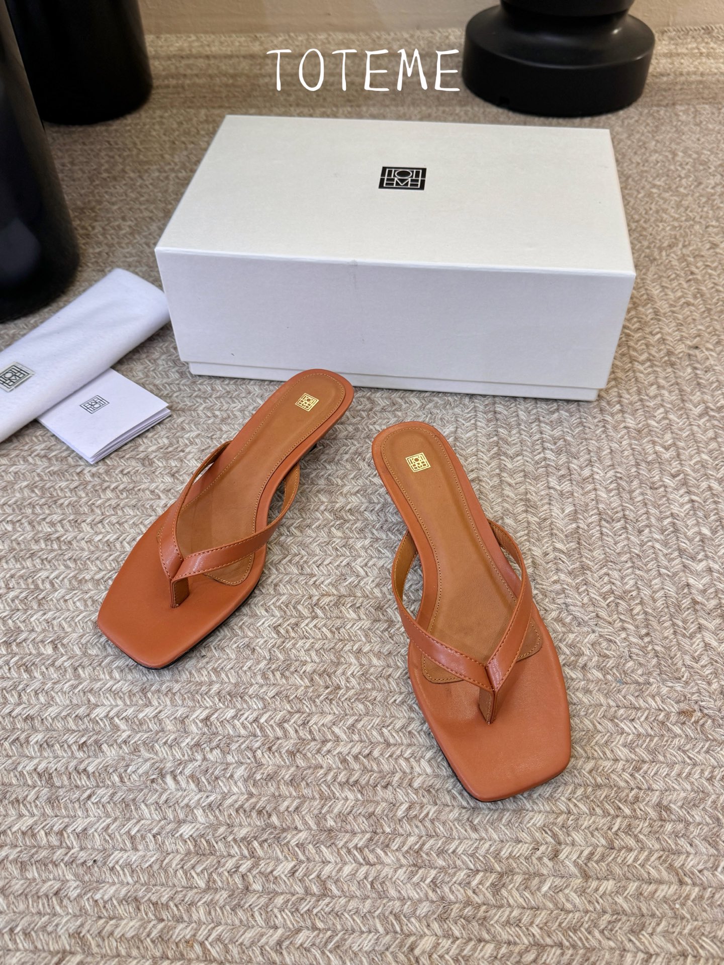 Toteme春夏新款猫跟夹趾拖鞋‼️矮跟人字拖！这双真的爱了爱了 极简风又带时髦 必入的一双单品 我爱了