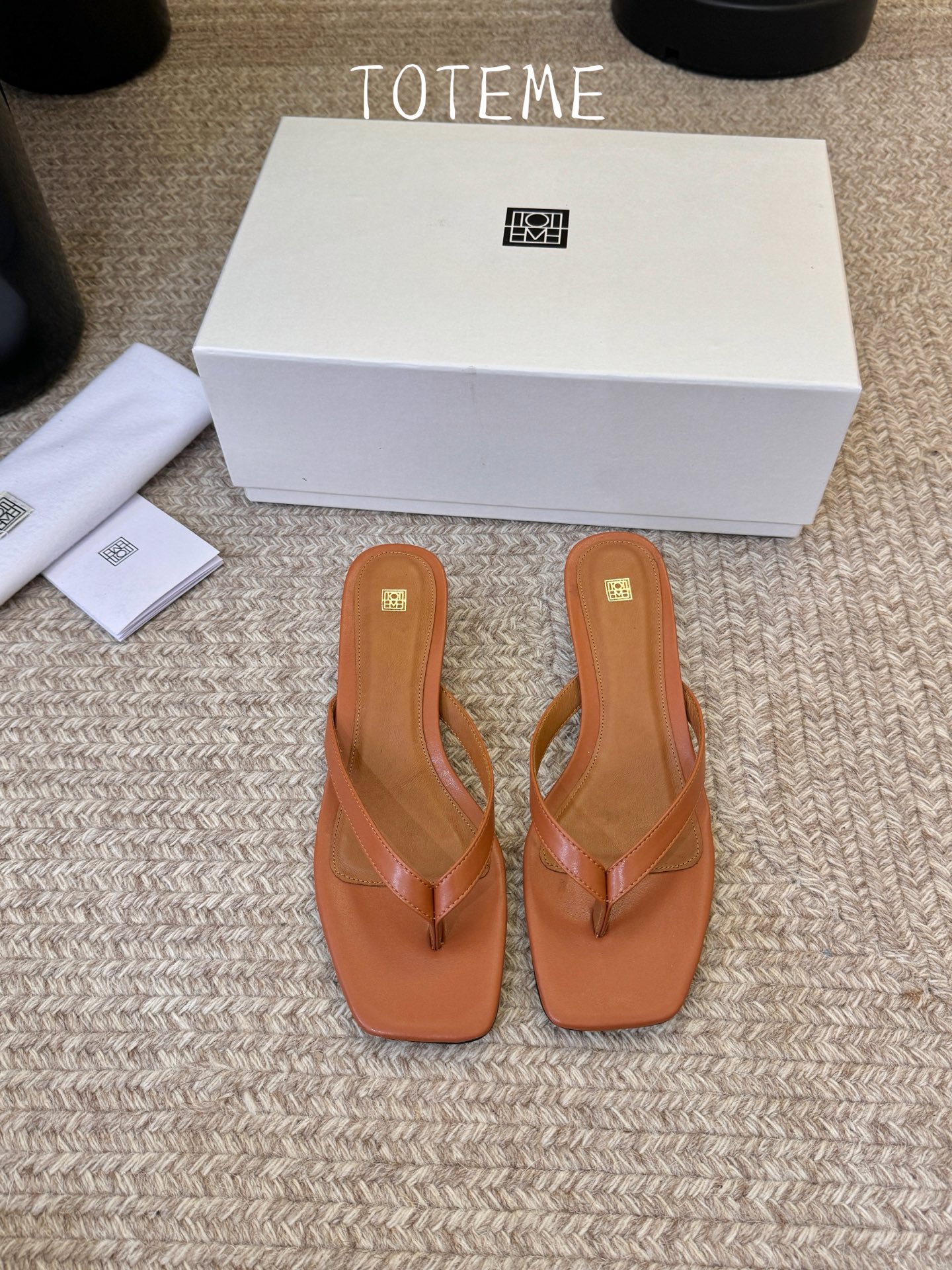 Toteme春夏新款猫跟夹趾拖鞋‼️矮跟人字拖！这双真的爱了爱了 极简风又带时髦 必入的一双单品 我爱了