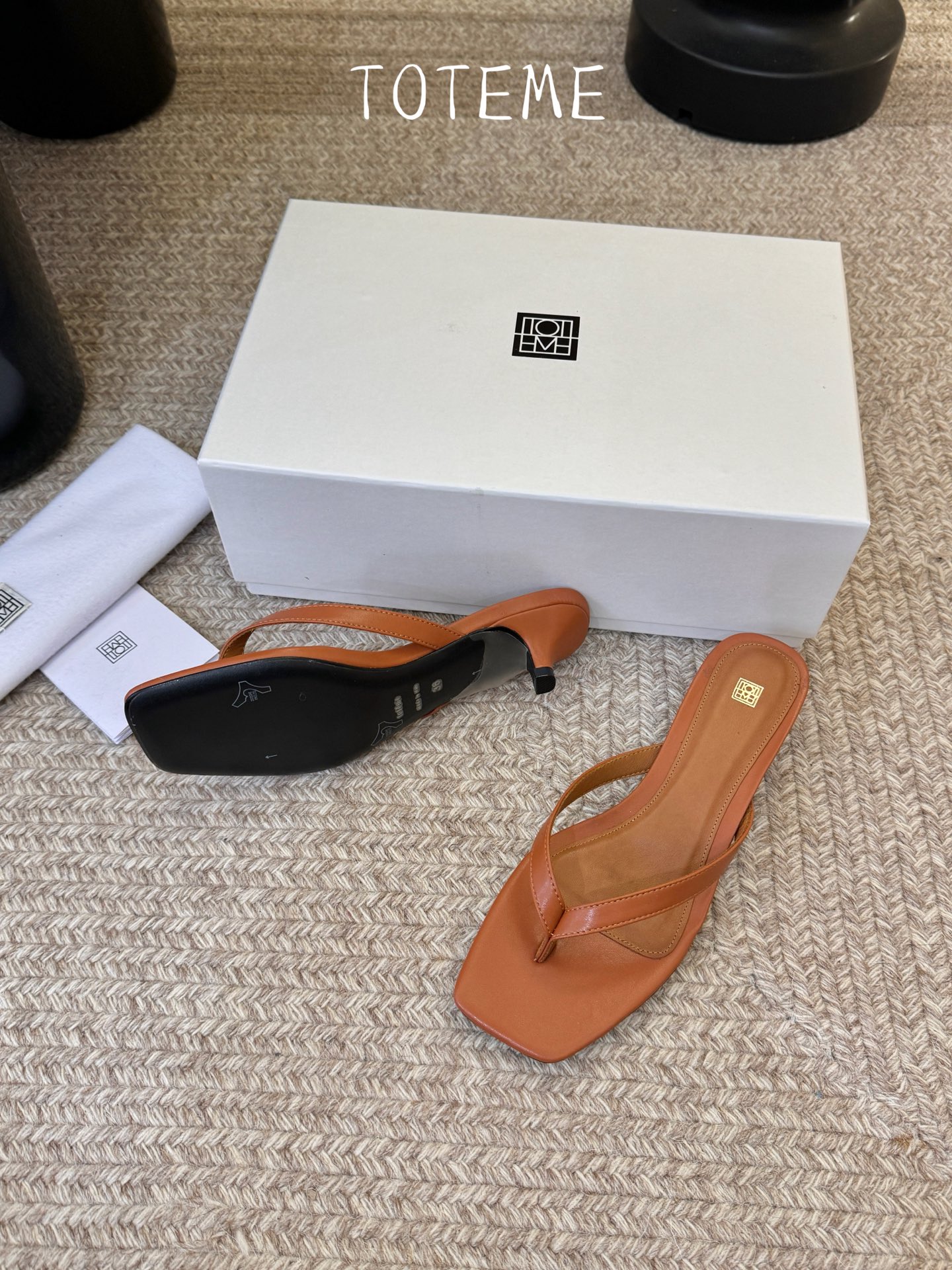 Toteme春夏新款猫跟夹趾拖鞋‼️矮跟人字拖！这双真的爱了爱了 极简风又带时髦 必入的一双单品 我爱了