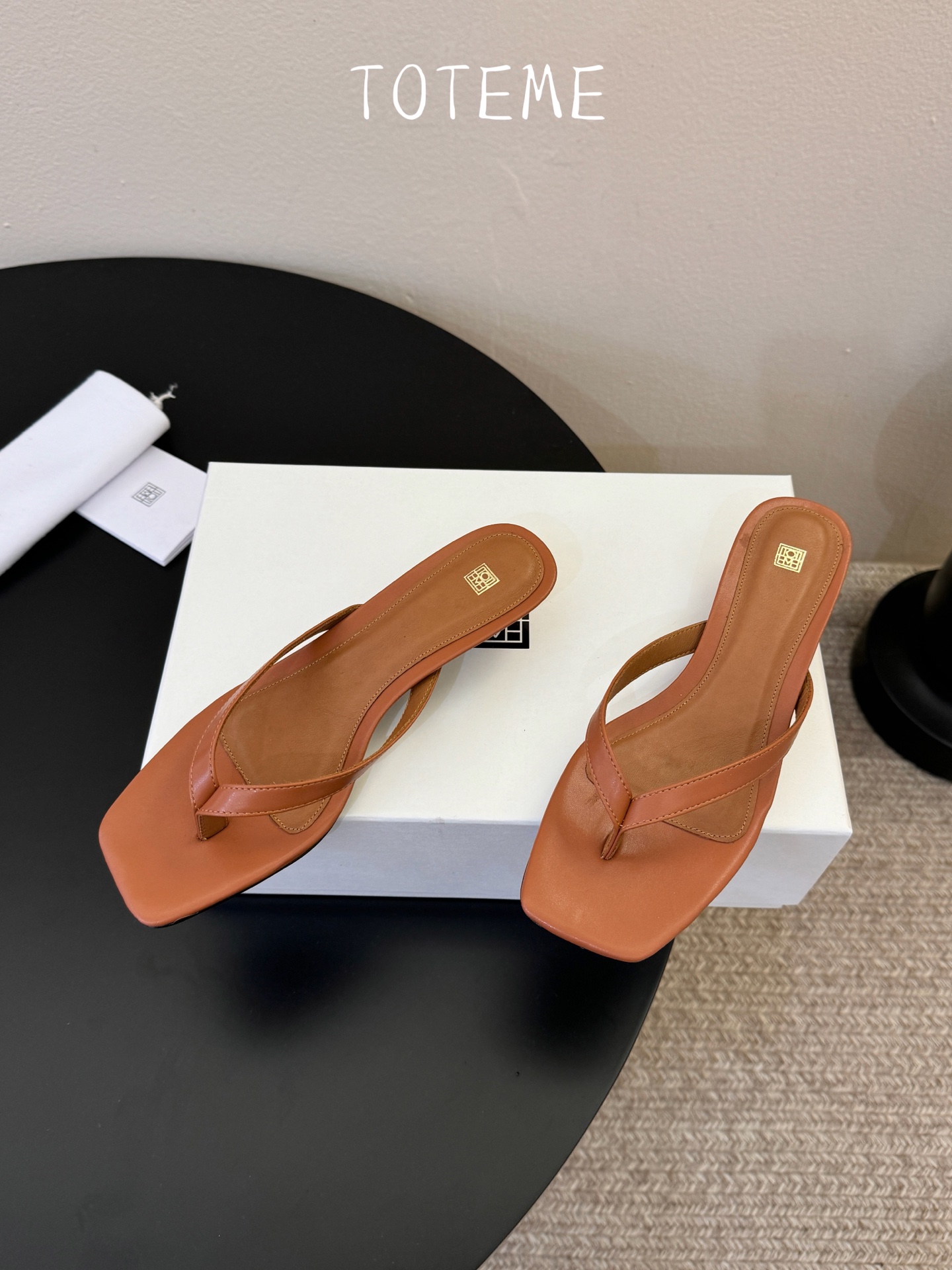 Toteme春夏新款猫跟夹趾拖鞋‼️矮跟人字拖！这双真的爱了爱了 极简风又带时髦 必入的一双单品 我爱了