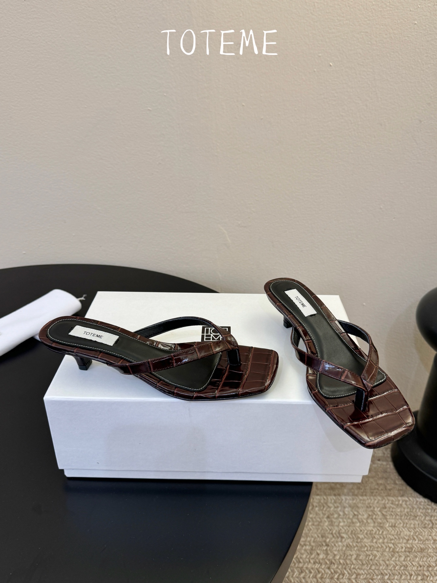 Toteme春夏新款猫跟夹趾拖鞋‼️矮跟人字拖！这双真的爱了爱了 极简风又带时髦 必入的一双单品 我爱了