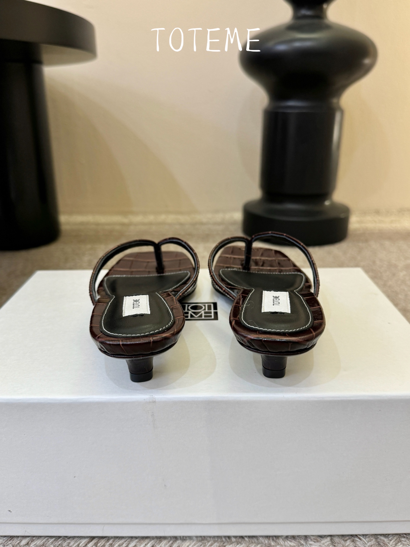 Toteme春夏新款猫跟夹趾拖鞋‼️矮跟人字拖！这双真的爱了爱了 极简风又带时髦 必入的一双单品 我爱了