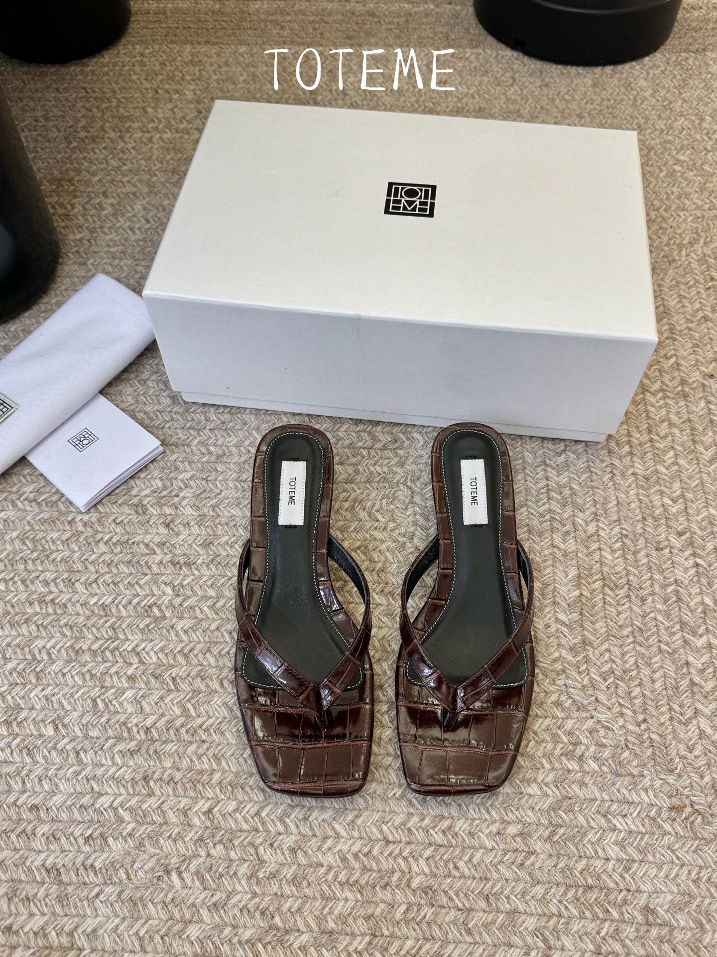 Toteme春夏新款猫跟夹趾拖鞋‼️矮跟人字拖！这双真的爱了爱了 极简风又带时髦 必入的一双单品 我爱了