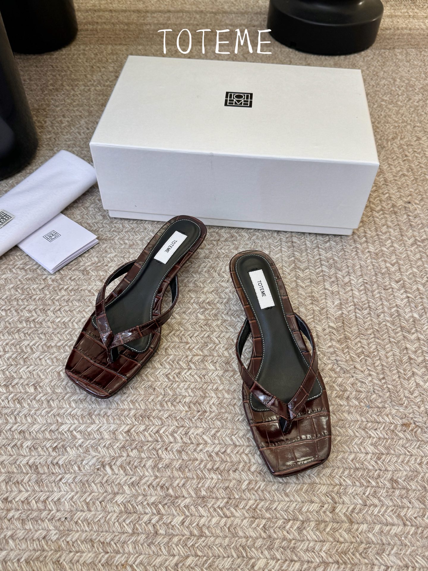 Toteme春夏新款猫跟夹趾拖鞋‼️矮跟人字拖！这双真的爱了爱了 极简风又带时髦 必入的一双单品 我爱了