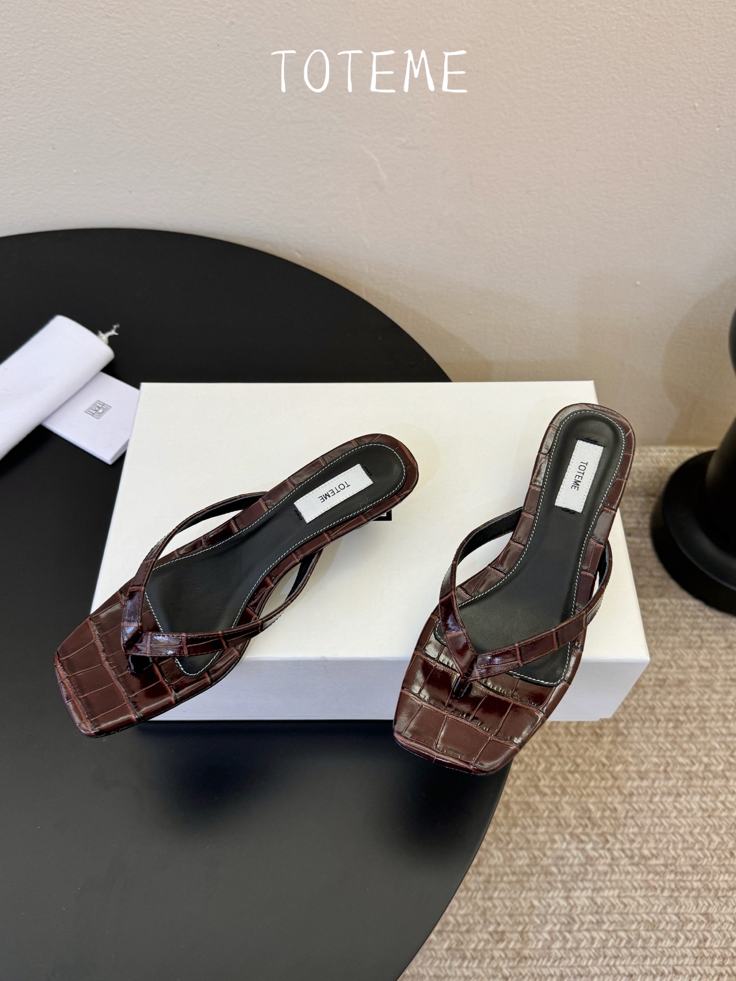 Toteme春夏新款猫跟夹趾拖鞋‼️矮跟人字拖！这双真的爱了爱了 极简风又带时髦 必入的一双单品 我爱了