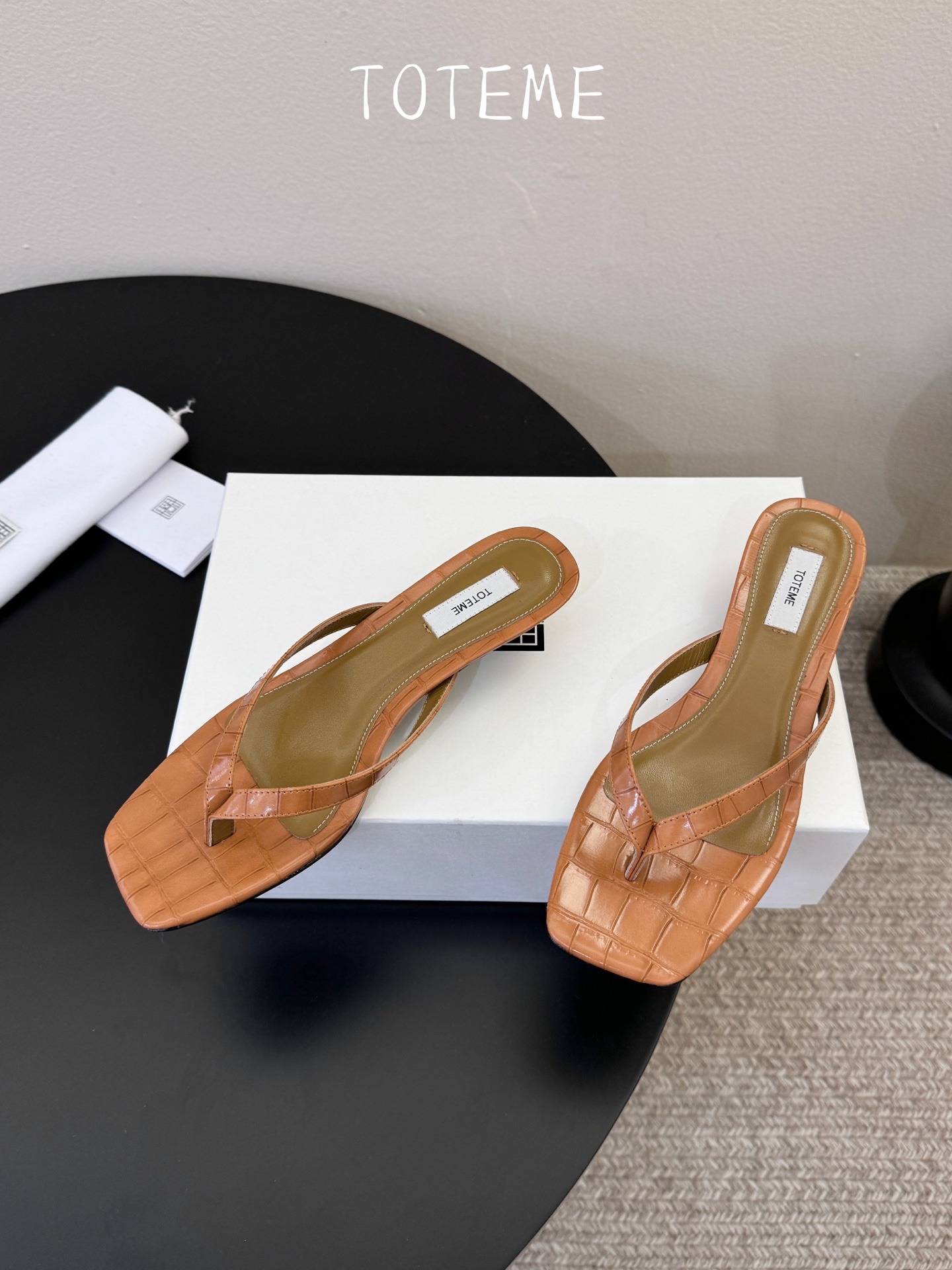 Toteme春夏新款猫跟夹趾拖鞋‼️矮跟人字拖！这双真的爱了爱了 极简风又带时髦 必入的一双单品 我爱了