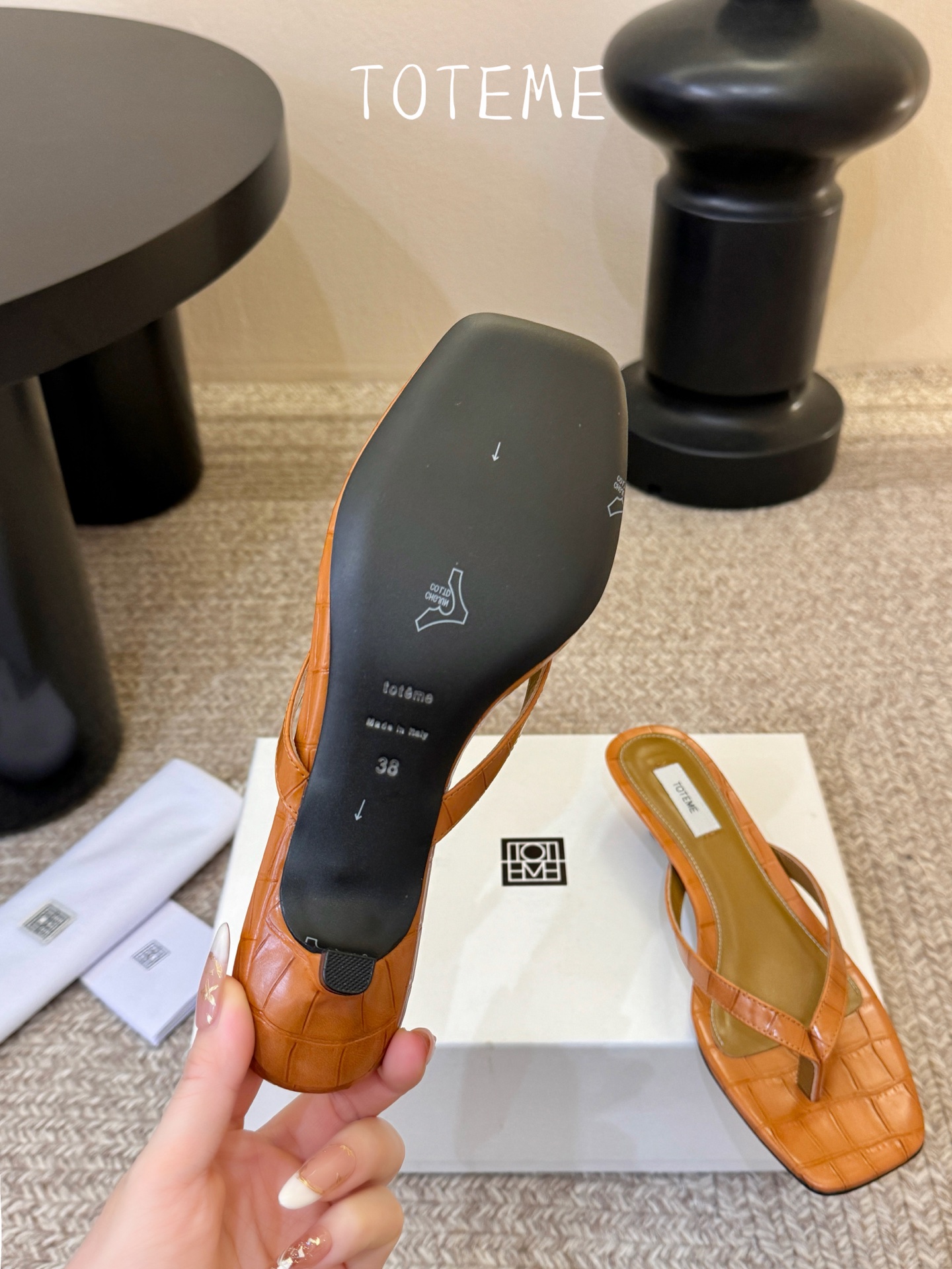 Toteme春夏新款猫跟夹趾拖鞋‼️矮跟人字拖！这双真的爱了爱了 极简风又带时髦 必入的一双单品 我爱了