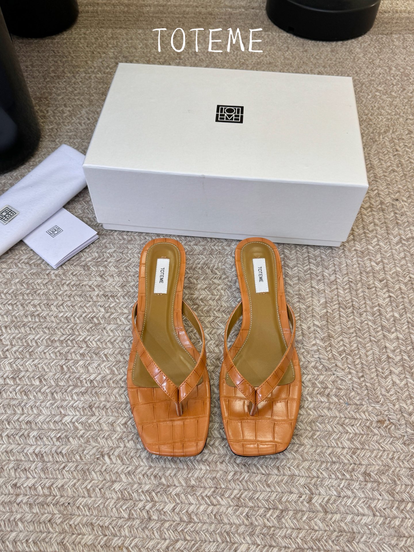 Toteme春夏新款猫跟夹趾拖鞋‼️矮跟人字拖！这双真的爱了爱了 极简风又带时髦 必入的一双单品 我爱了